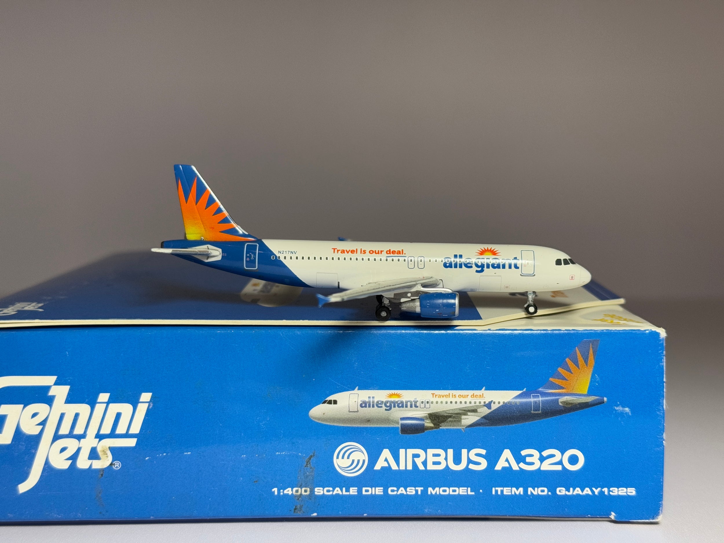 1:400 Gemini Jets Allegiant Airbus A320-200 N217NV GJAAY1325