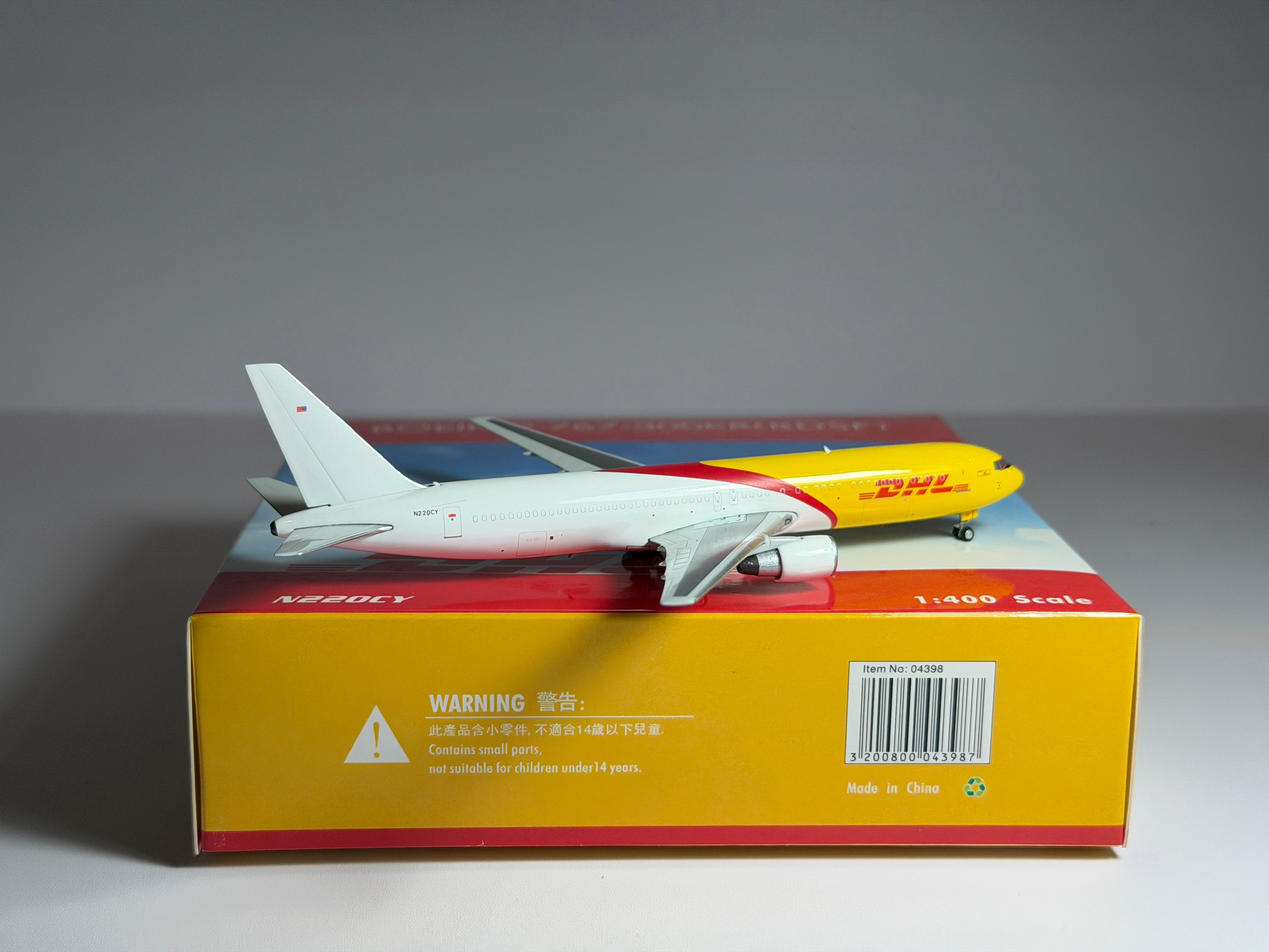 DHL Boeing 767-300F 1:400 Phoenix Models N220CY (PH404398)