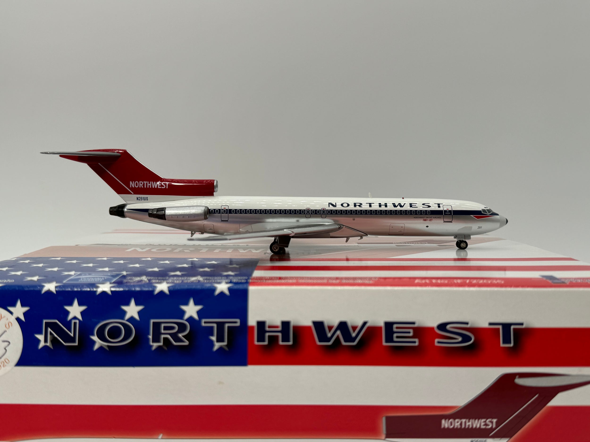 Inflight 1:200 Northwest Airlines Boeing 727-200 N251US Jet Red Tail IF722035