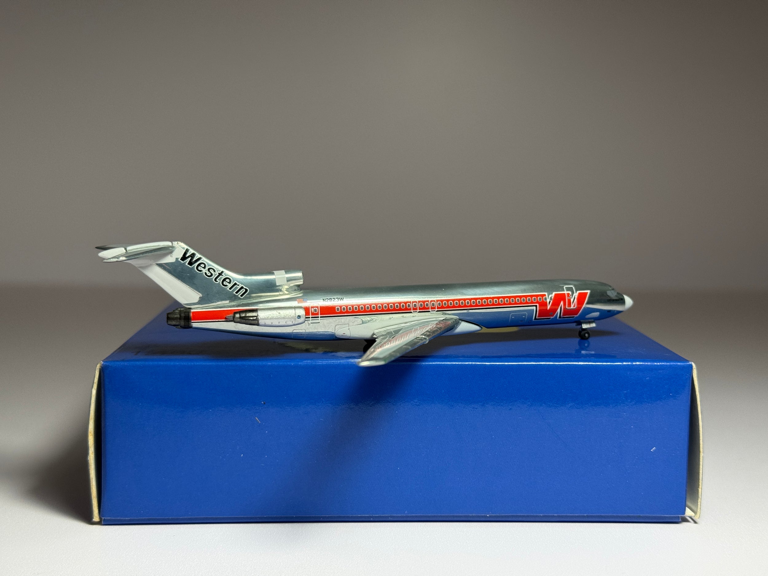 Aeroclassics 1:400 Western Airlines Boeing 727-247 N2823W polished ACN2823W