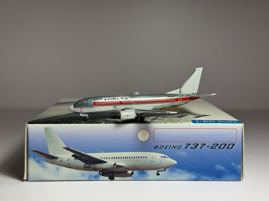 Aeroclassics 1:400 Delta Air Lines Boeing 737-300 N304WA Polished Metal ACN304WA