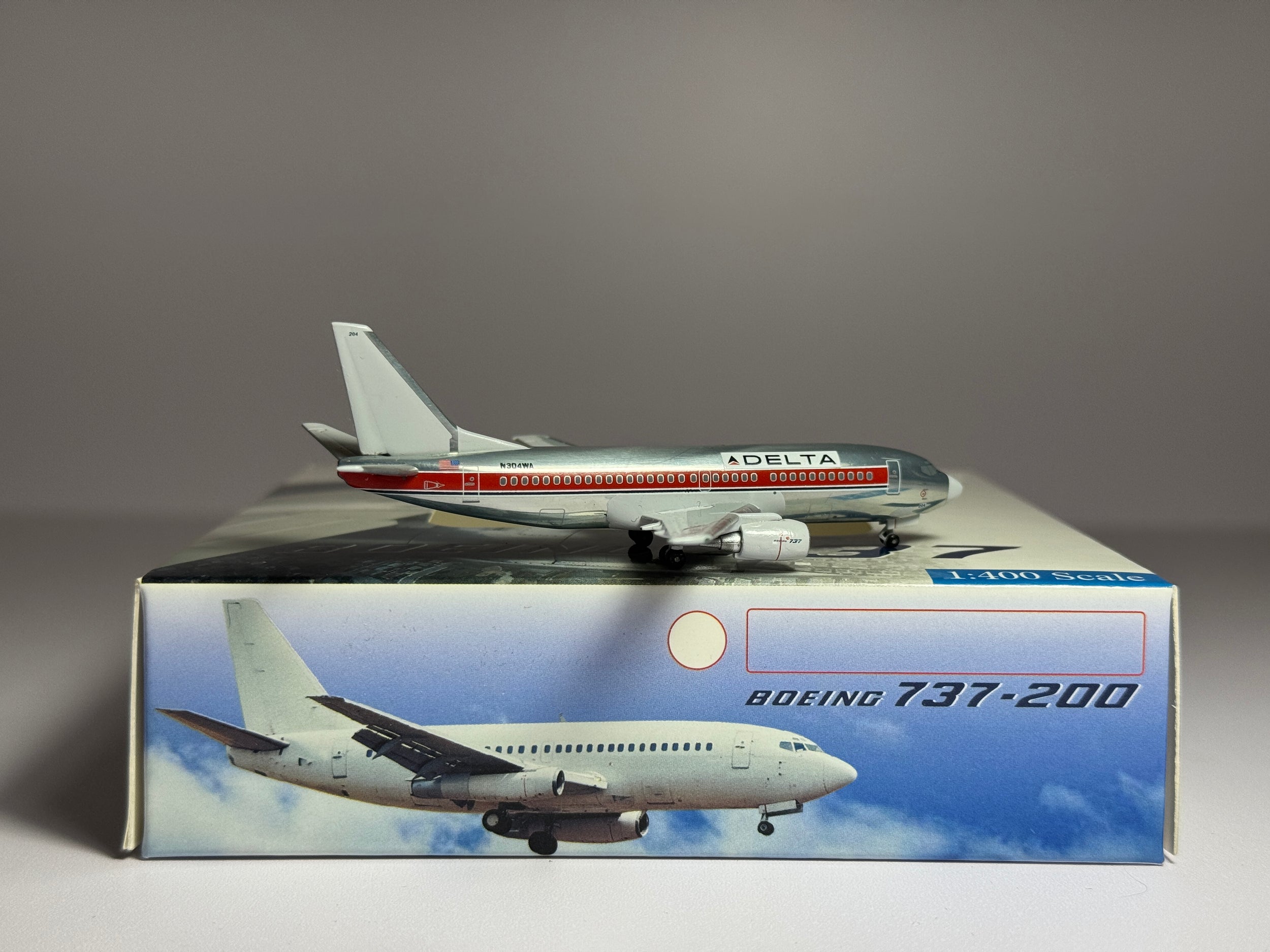 Aeroclassics 1:400 Delta Air Lines Boeing 737-300 N304WA Polished Metal ACN304WA