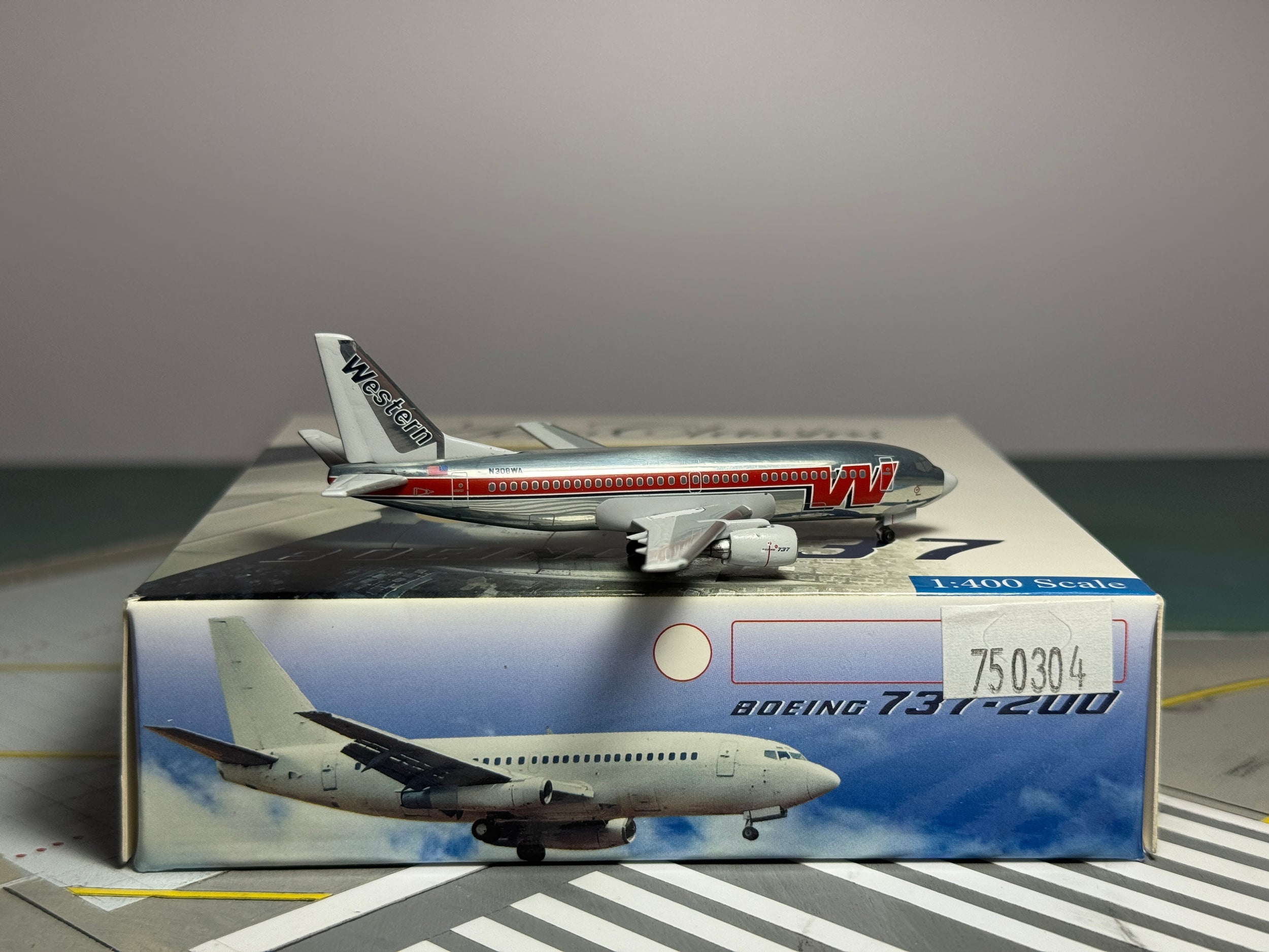 Aeroclassics 1:400 Western Airlines Boeing 737-300 N308WA Polished Metal ACN308WA