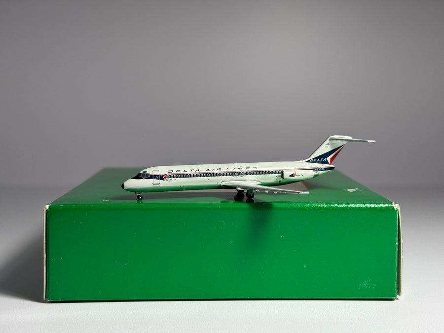 Aeroclassics 1:400 Delta Air Lines Douglas DC-9-30 N3333L Widget ACN3333L