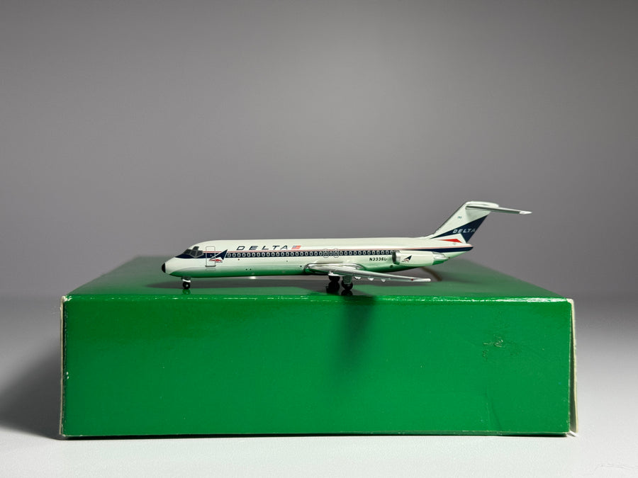 Aeroclassics 1:400 Delta Air Lines Douglas DC-9-30 N3336L Widget ACN3336L