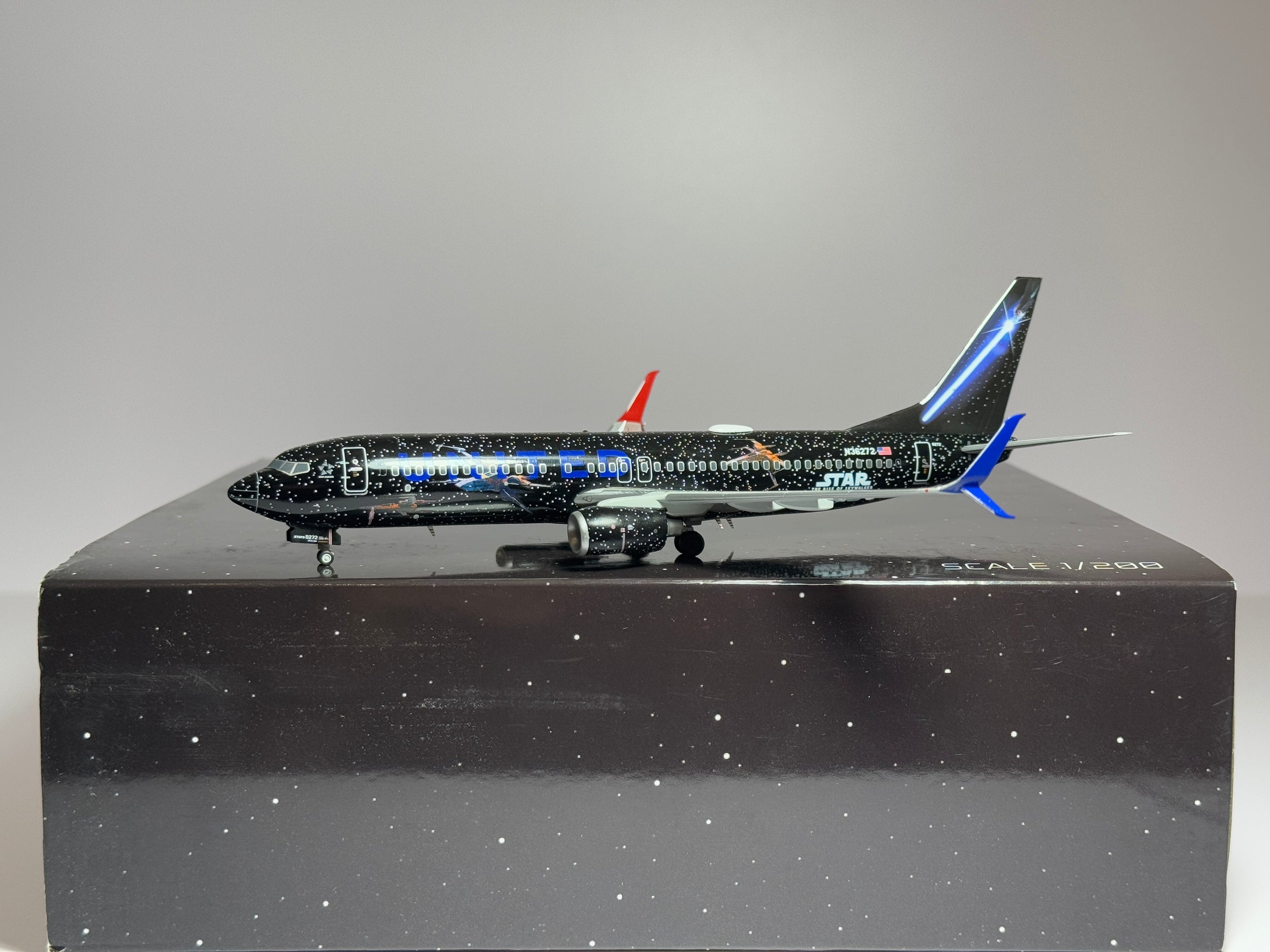 JC Wings 1:200 United Airlines Express Boeing 737-800 N36272 Star Wars XX20284