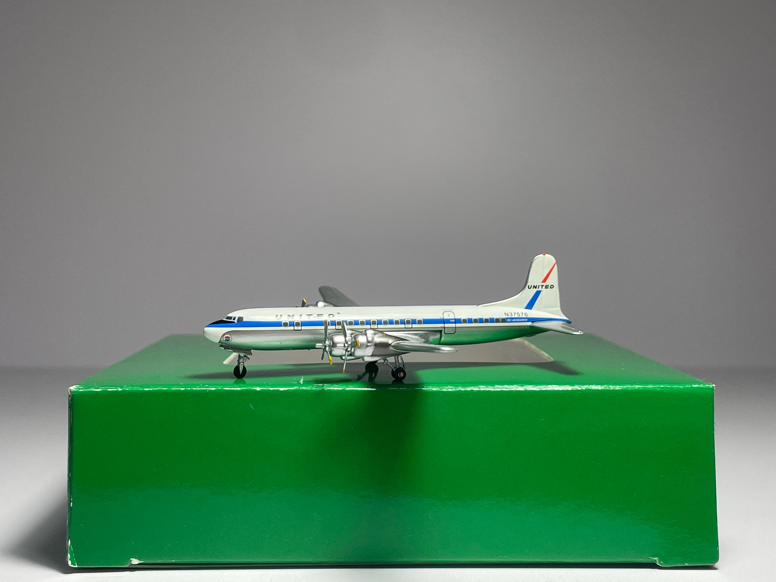 Aeroclassics 1:400 United Airlines Douglas DC-6B N37576 Mainliner ACN37576