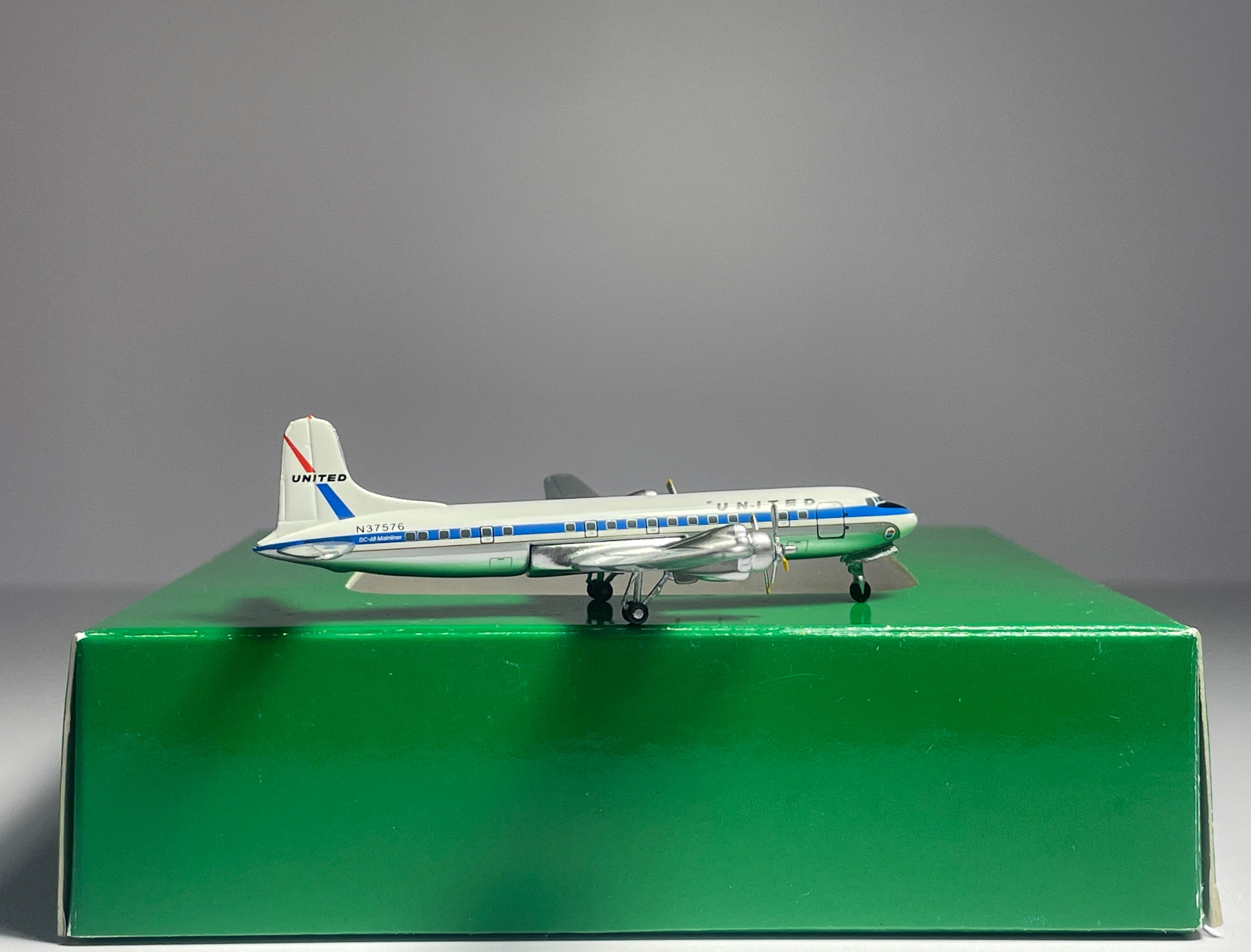 Aeroclassics 1:400 United Airlines Douglas DC-6B N37576 Mainliner PLUAL001