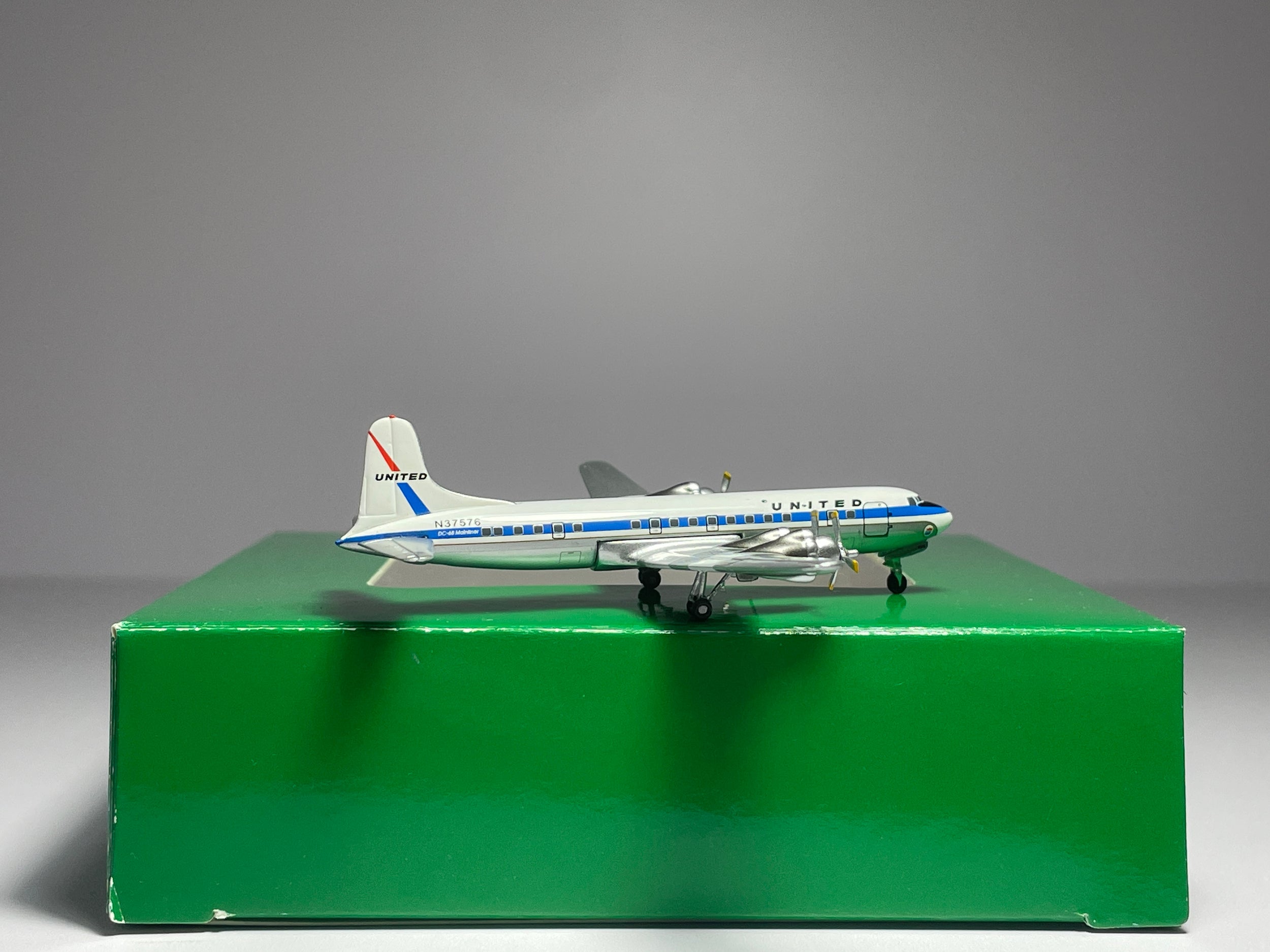 Aeroclassics 1:400 United Airlines Douglas DC-6B N37576 Mainliner ACN37576