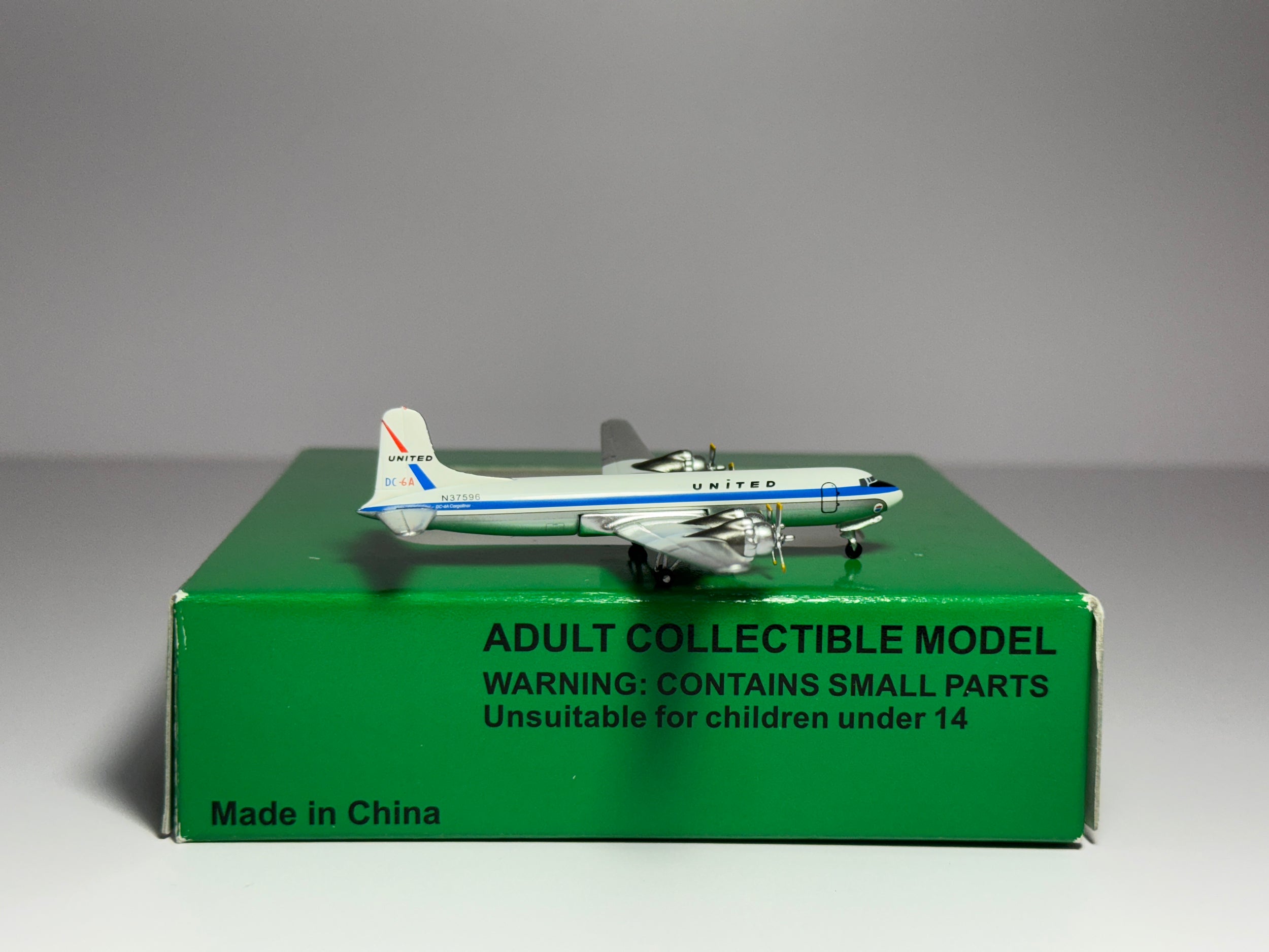 Aeroclassics 1:400 United Cargo Douglas DC-6 N37596 Mainliner ACN37576