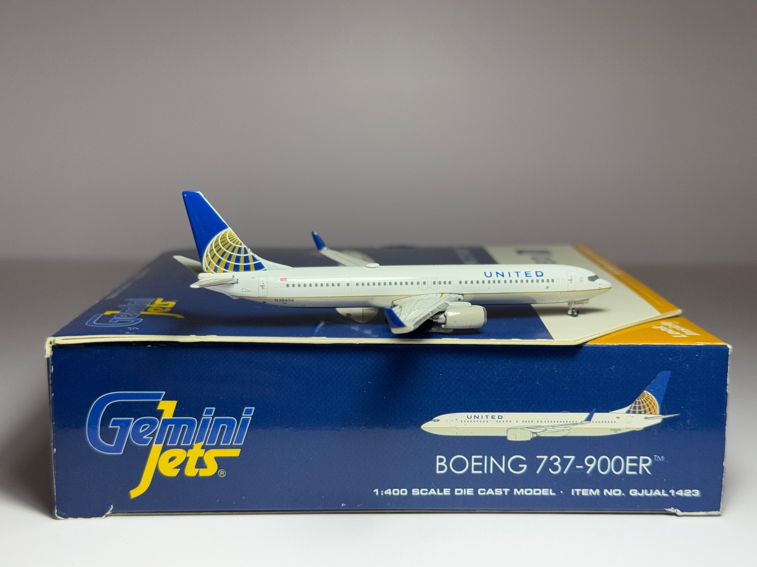 1:400 Gemini Jets United Airlines Boeing 737-900 N38454 Post Merger GJUAL1423