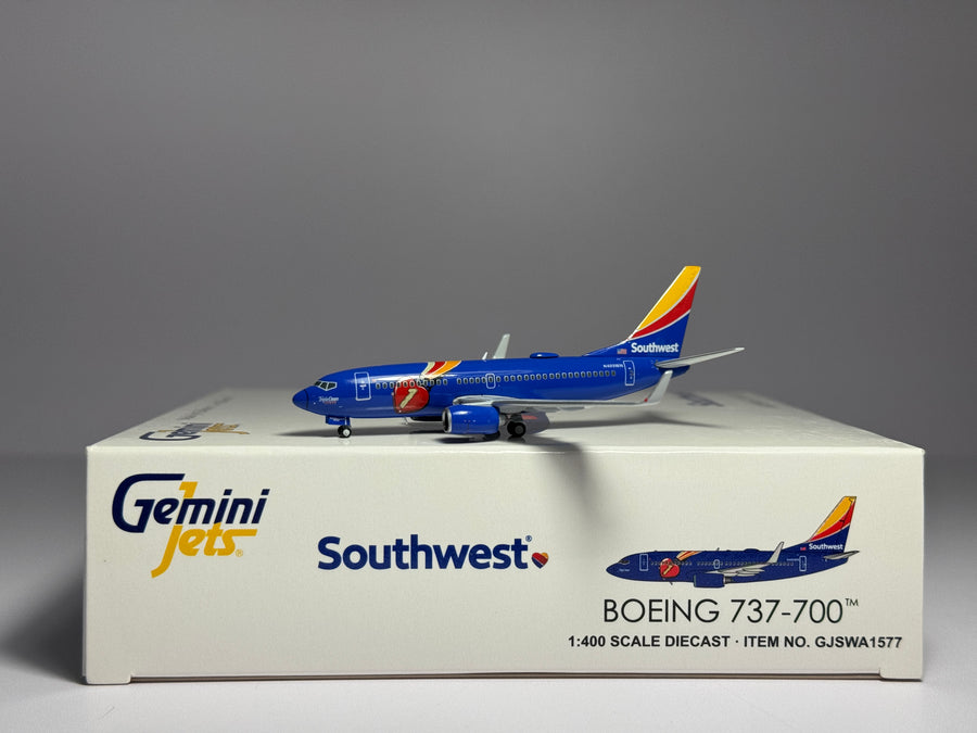 Gemini Jets 1:400 Southwest Airlines Boeing 737-700 N409WN Triple Crown One GJSWA1577