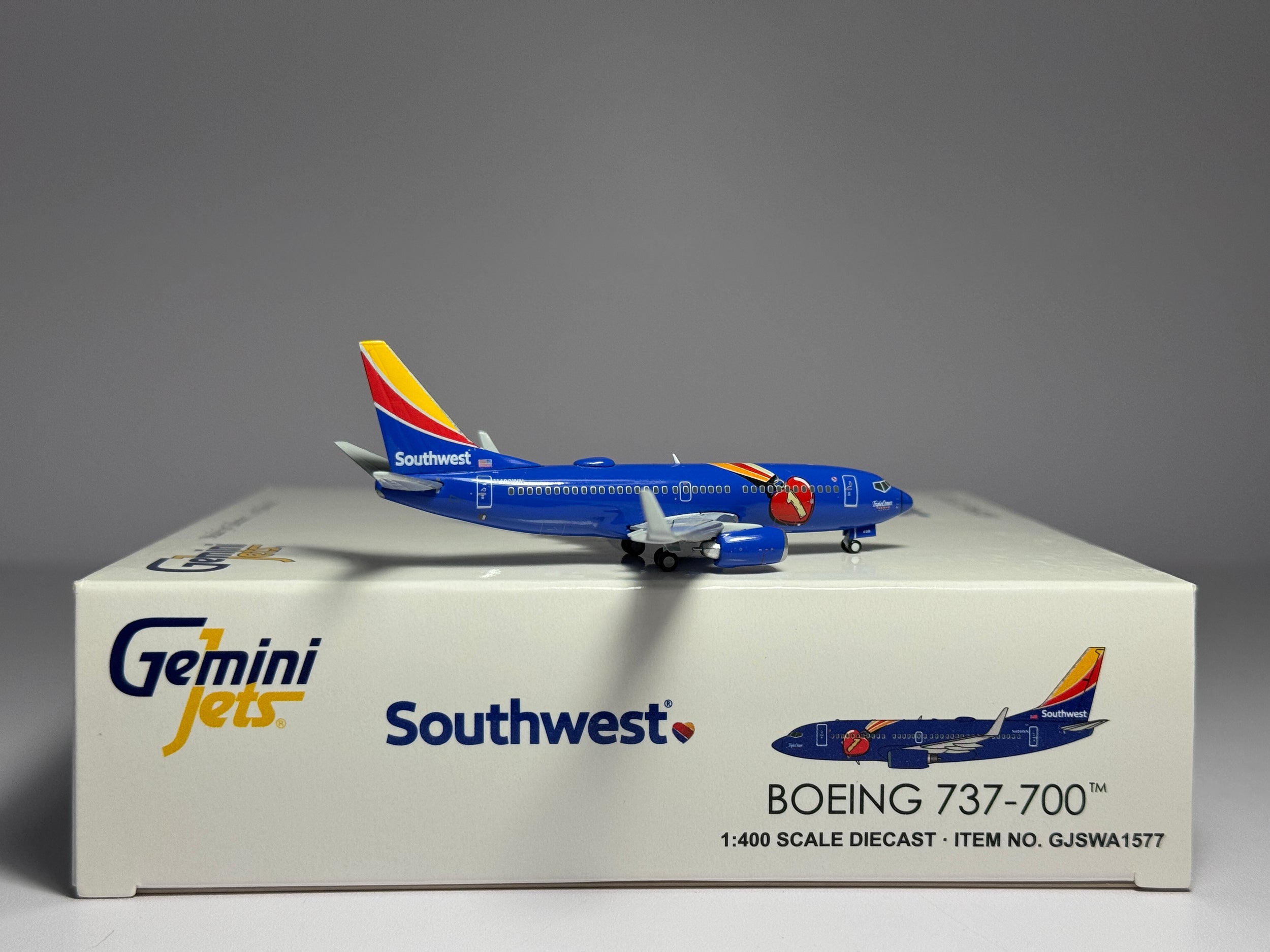 Gemini Jets 1:400 Southwest Airlines Boeing 737-700 N409WN Triple Crown One GJSWA1577