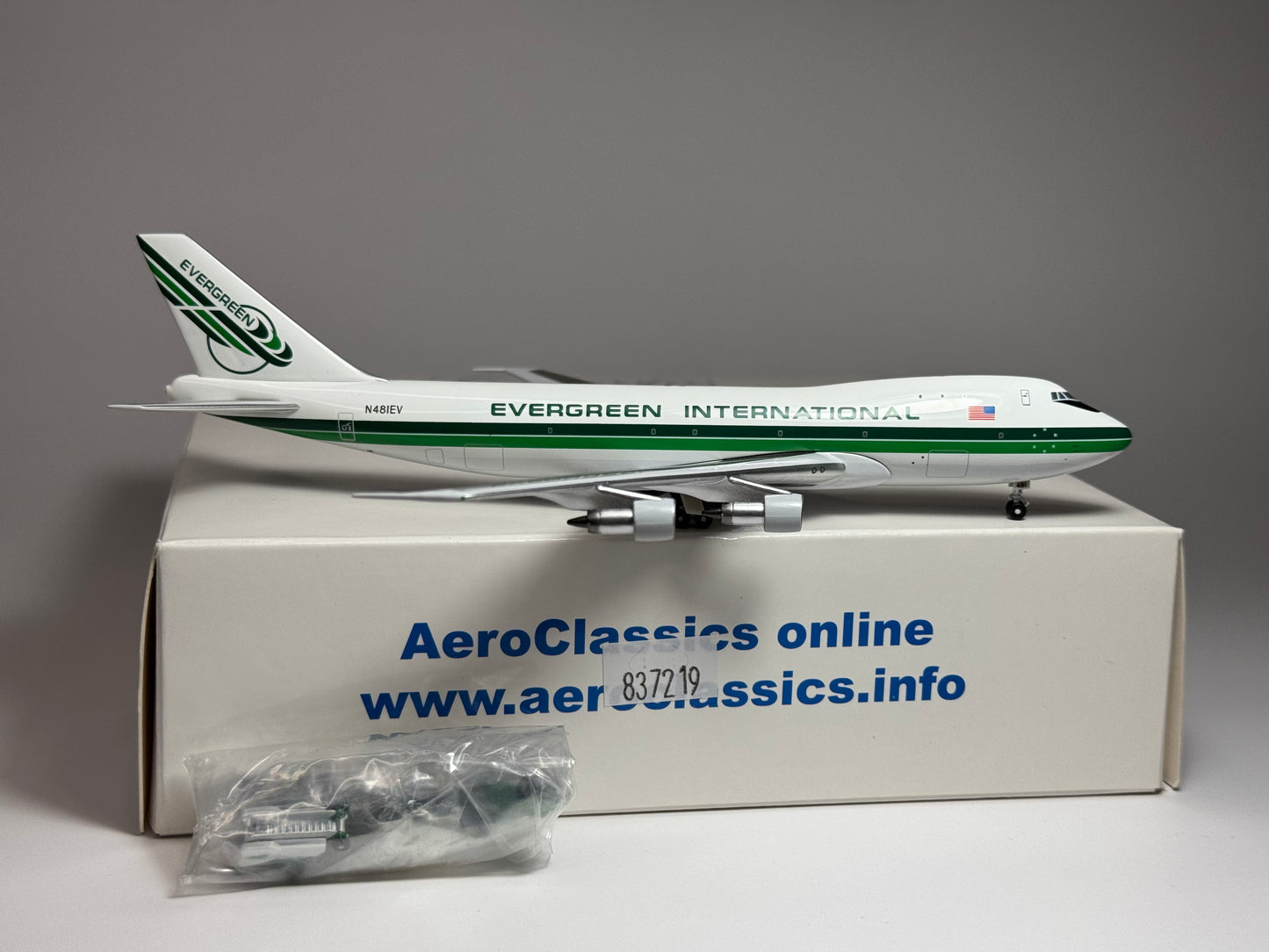Aeroclassics 1:400 Evergreen International Boeing 747-100F N481EV GSE included ACN481EV