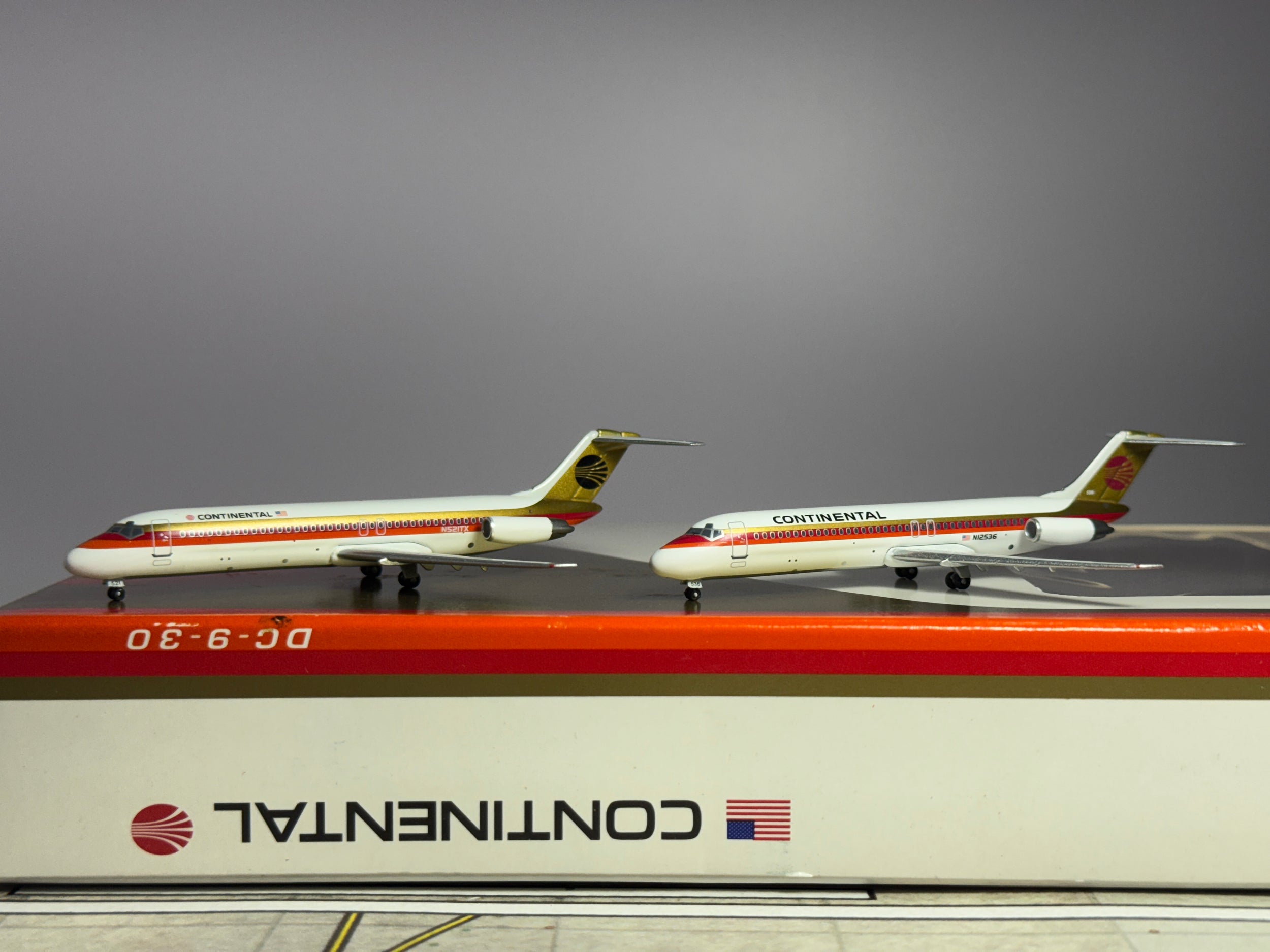 Aeroclassics 1:400 Continental Airlines Douglas DC-9-30 N521TX & N12536 "Meatball" SET SMA040301