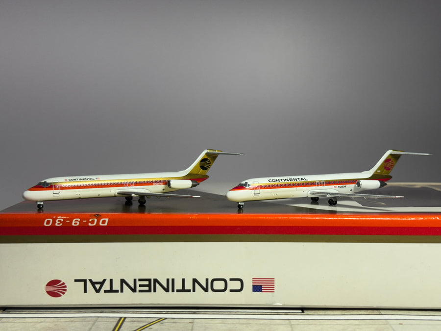 Aeroclassics 1:400 Continental Airlines Douglas DC-9-30 N521TX & N12536 "Meatball" SET SMA040301