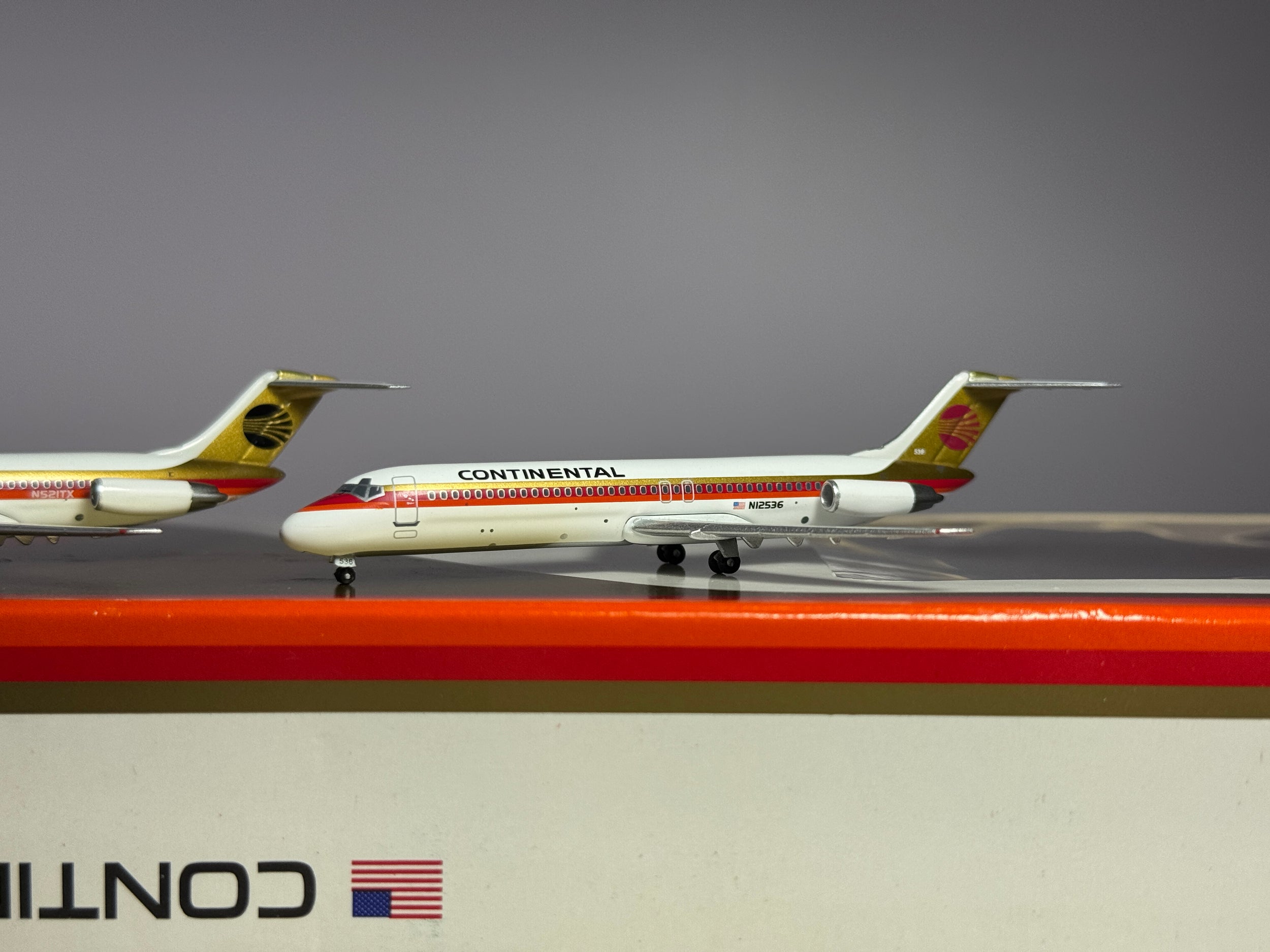 Aeroclassics 1:400 Continental Airlines Douglas DC-9-30 N521TX & N12536 "Meatball" SET SMA040301