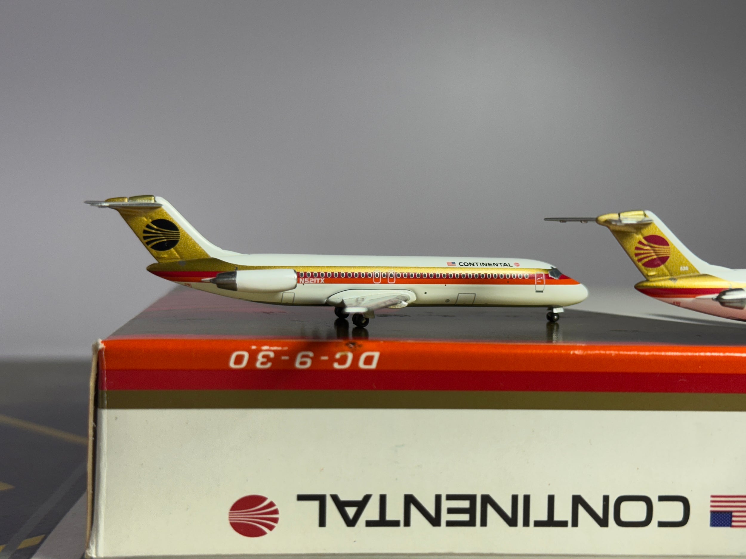 Aeroclassics 1:400 Continental Airlines Douglas DC-9-30 N521TX & N12536 "Meatball" SET SMA040301
