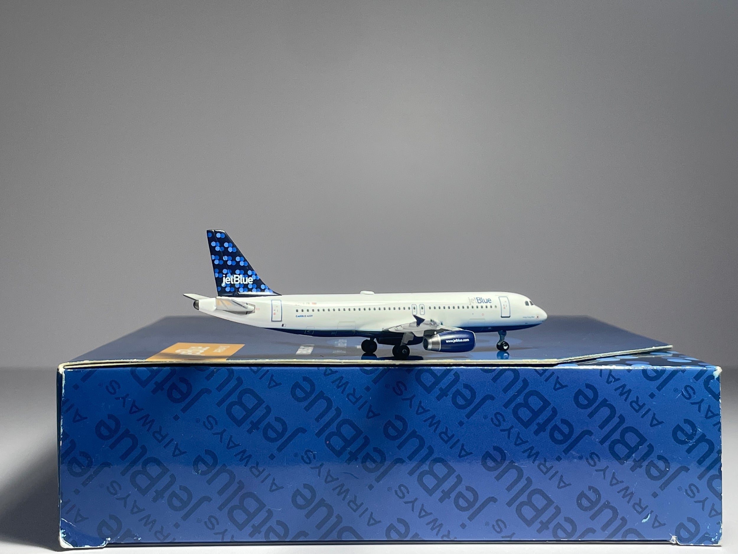 Gemini Jets 1:400 JetBlue Airbus A320-200 N558JB Song Sung Blue GJJBU826