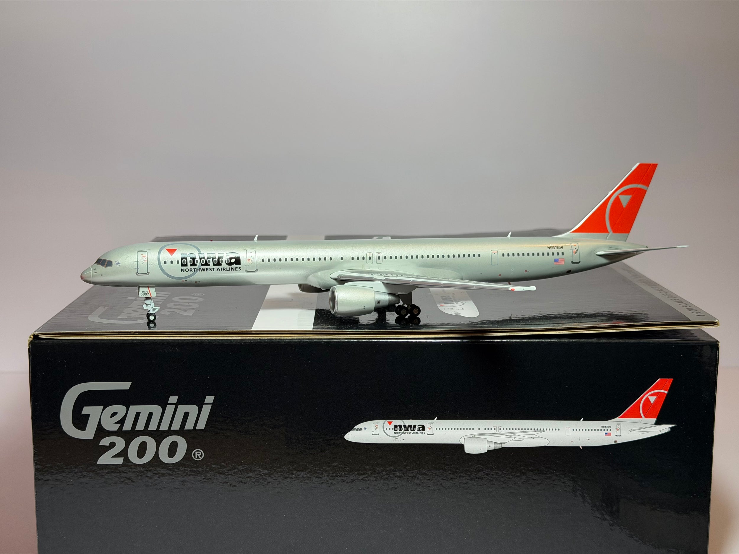 Gemini Jets 1:200 Northwest Airlines Boeing 757-300 N587NW last colors G2NWA1422 w/stand