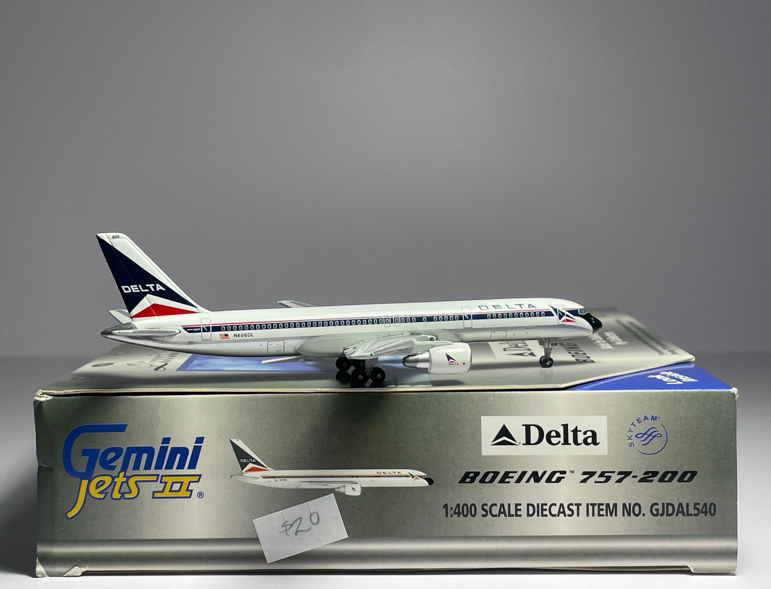 Gemini Jets 1:400 Delta Air Lines Boeing 757-200 N606DL Widget GJDAL540