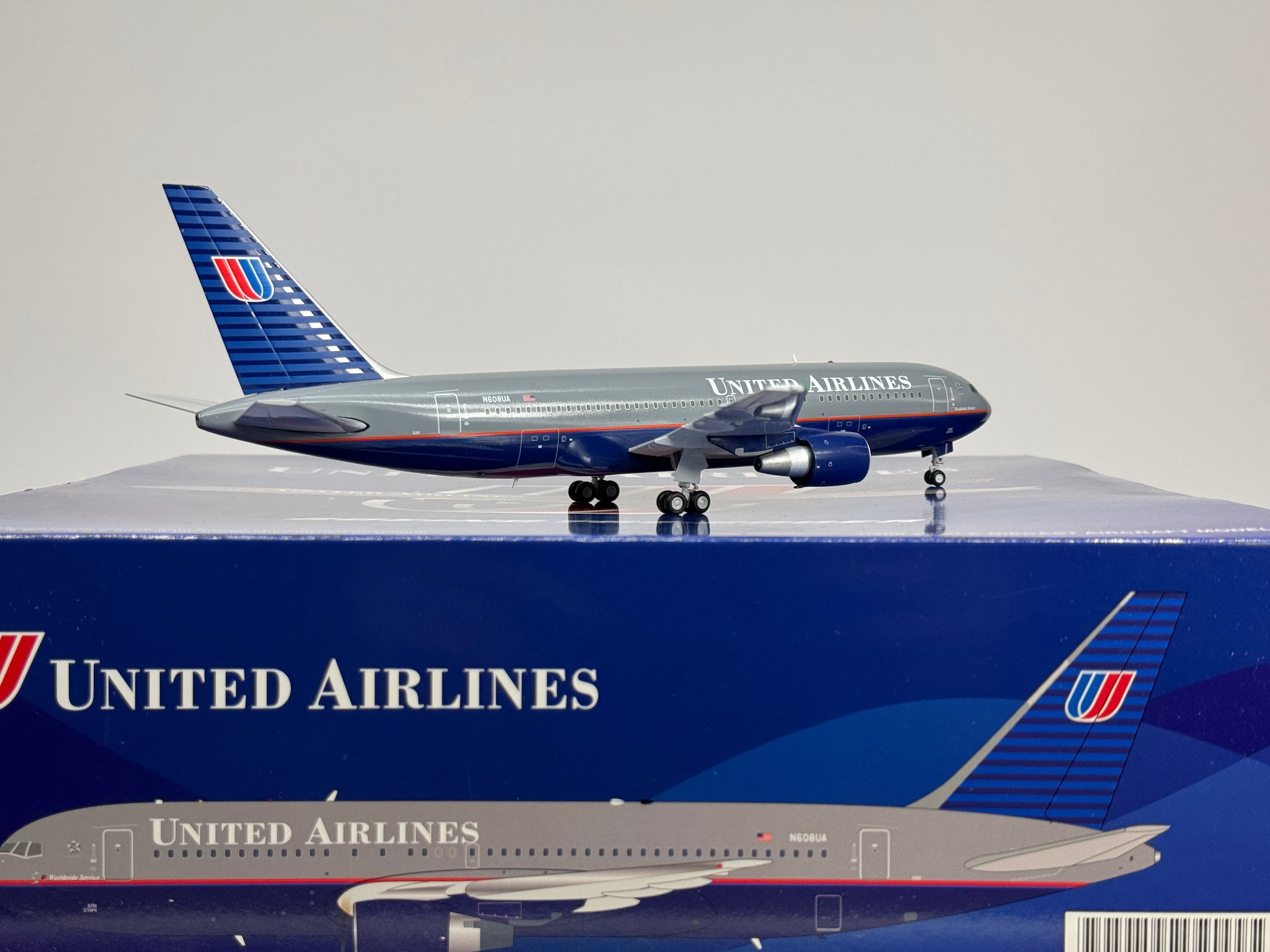 JC Wings 1:200 United Airlines Boeing 767-200 N608UA Battleship Grey XX20158