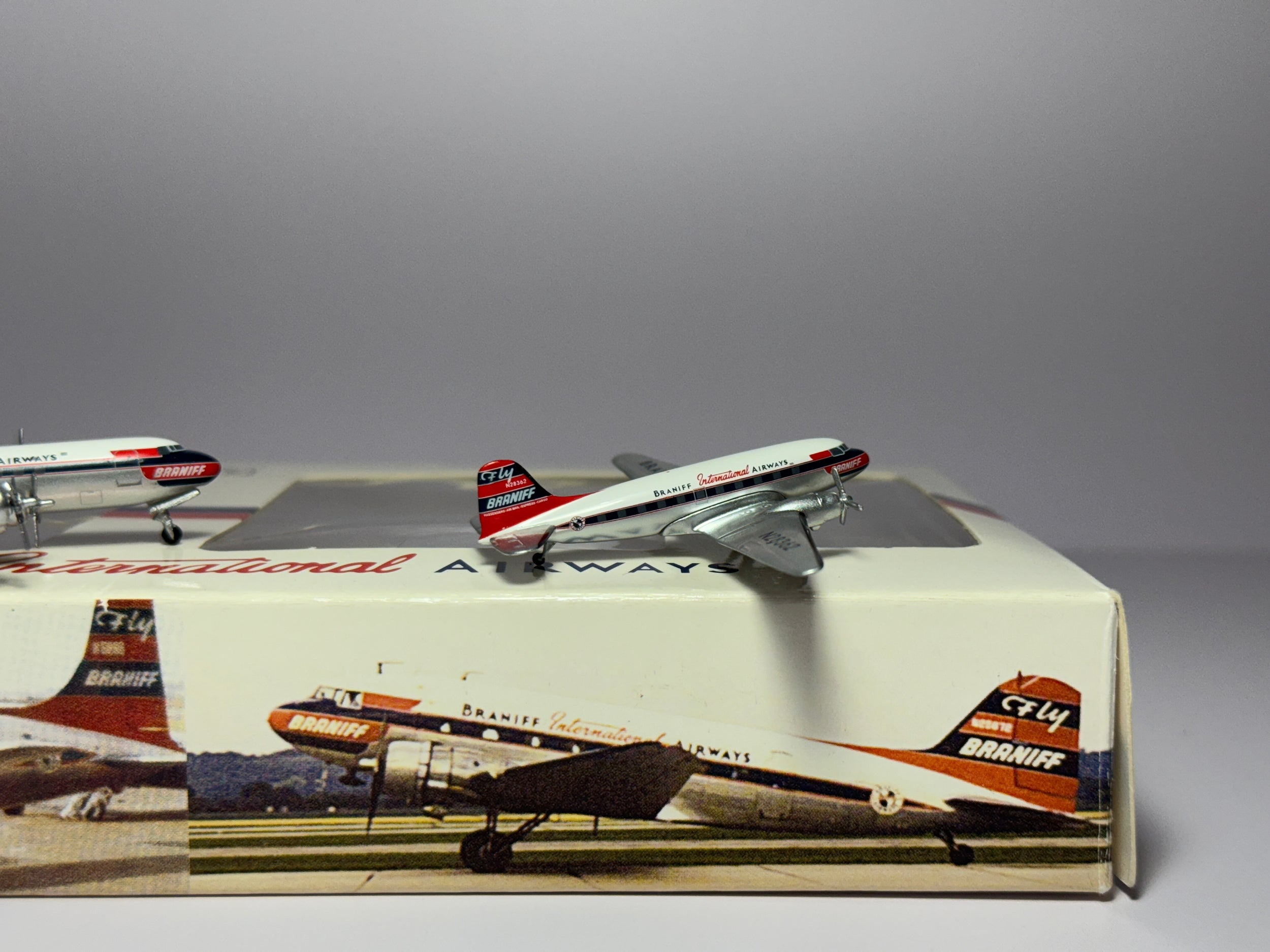 Aeroclassics 1:400 Braniff International Douglas DC-6B + DC-3 N6889 & N28362 El Dorado ACBNF156