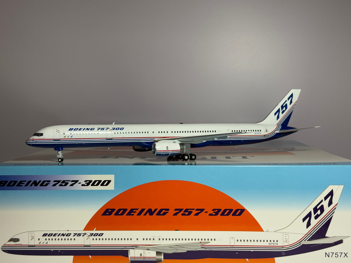 Inflight200 House Colors Boeing 757-300 N757X Rollout white/blue IF753757X w/stand