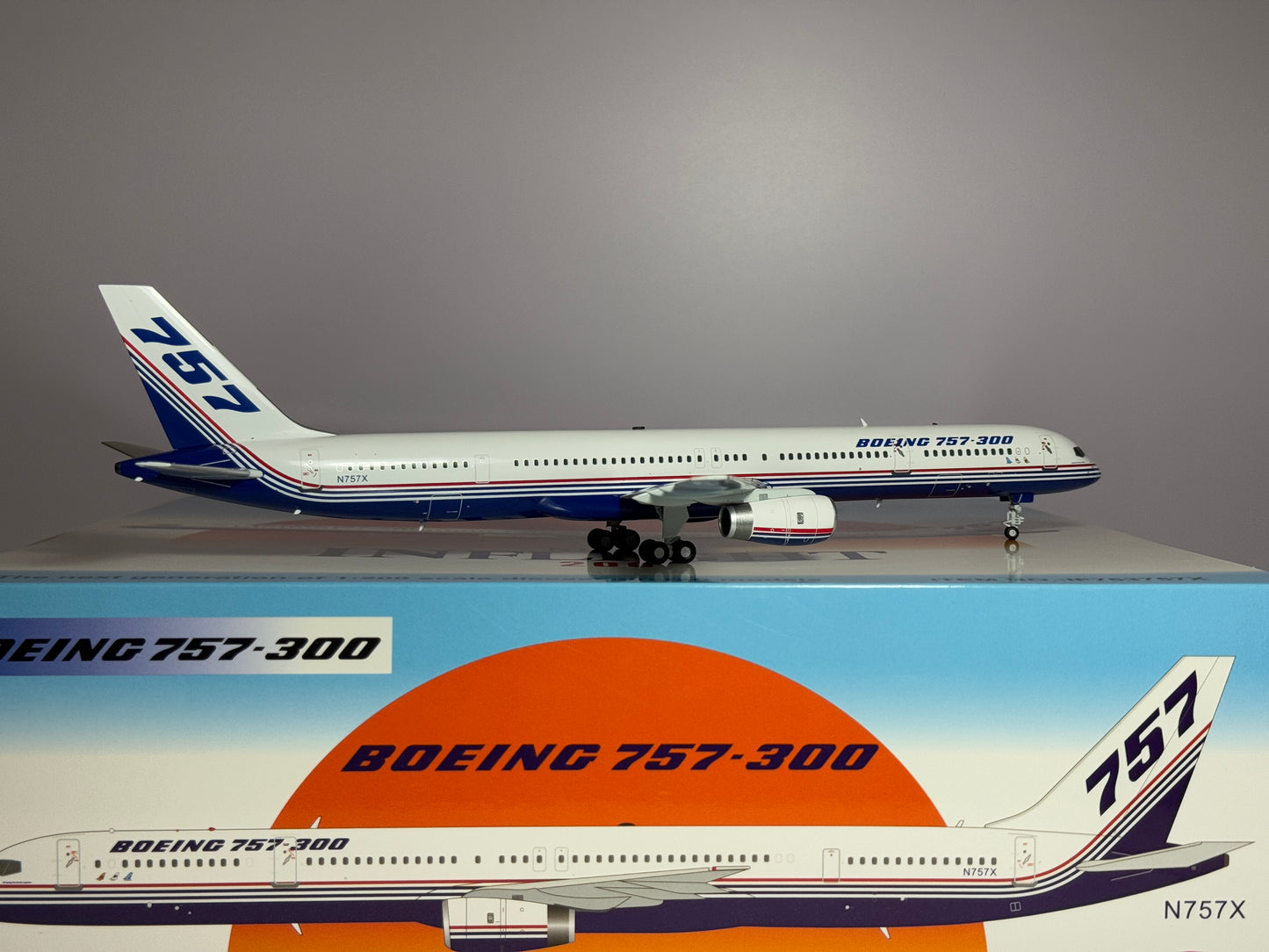 Inflight200 House Colors Boeing 757-300 N757X Rollout white/blue IF753757X w/stand