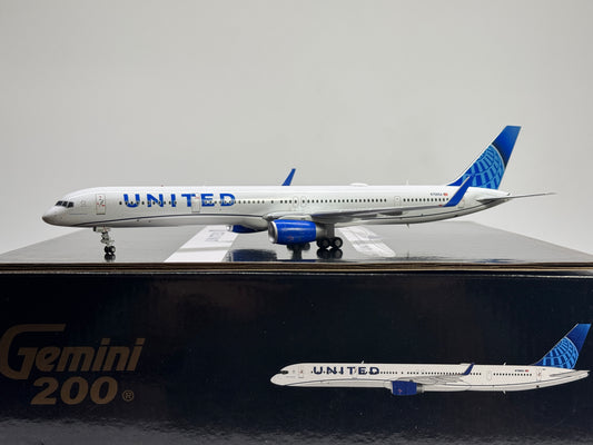 Gemini Jets 1:200 United Airlines Boeing 757-300 N75854 Evo Blue G2UAL1101 w/stand