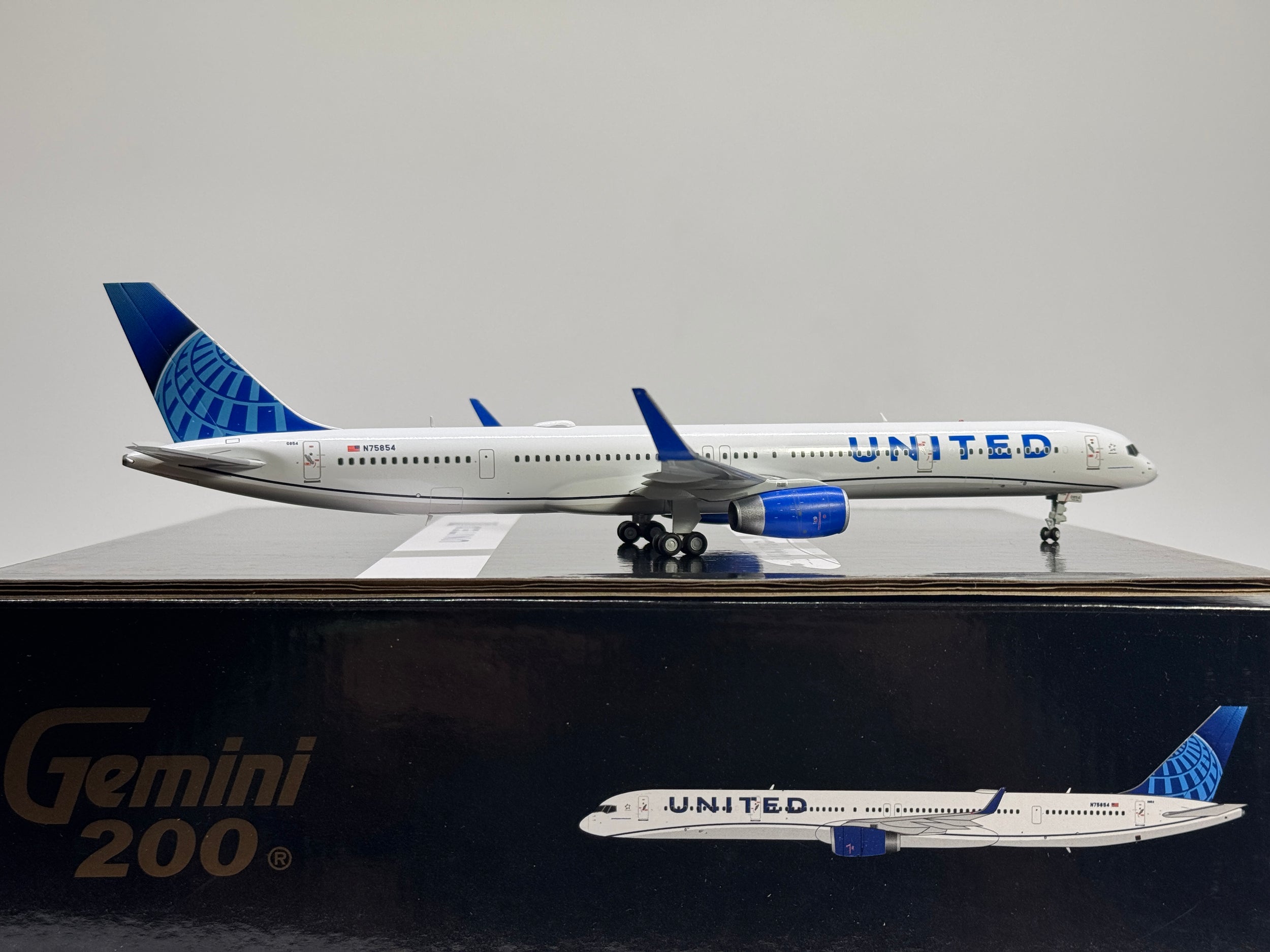Gemini Jets 1:200 United Airlines Boeing 757-300 N75854 Evo Blue G2UAL1101 w/stand