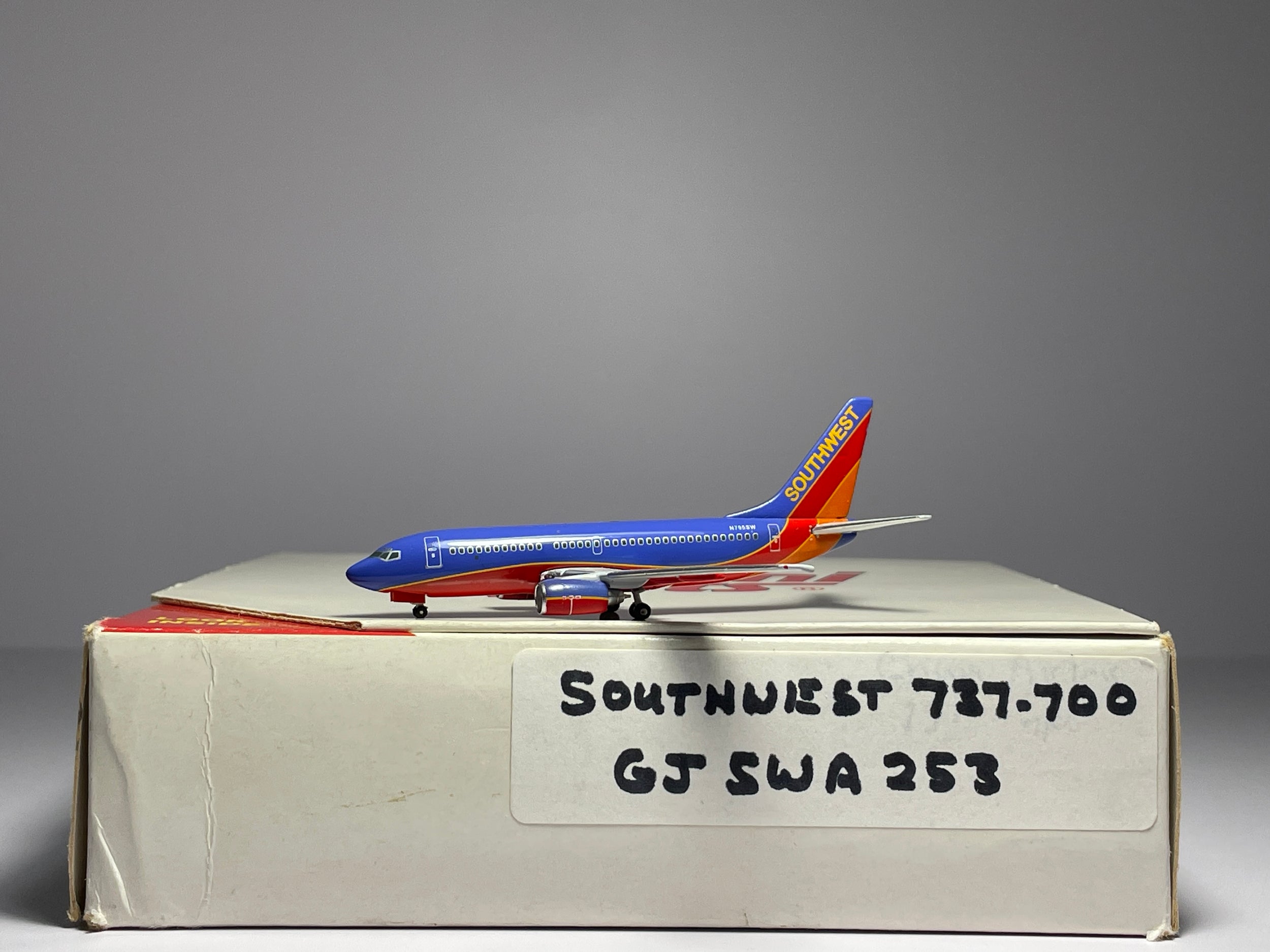 Gemini Jets 1:400 Southwest Airlines Boeing 737-700 N795SW Canyon Blue GJSWA253