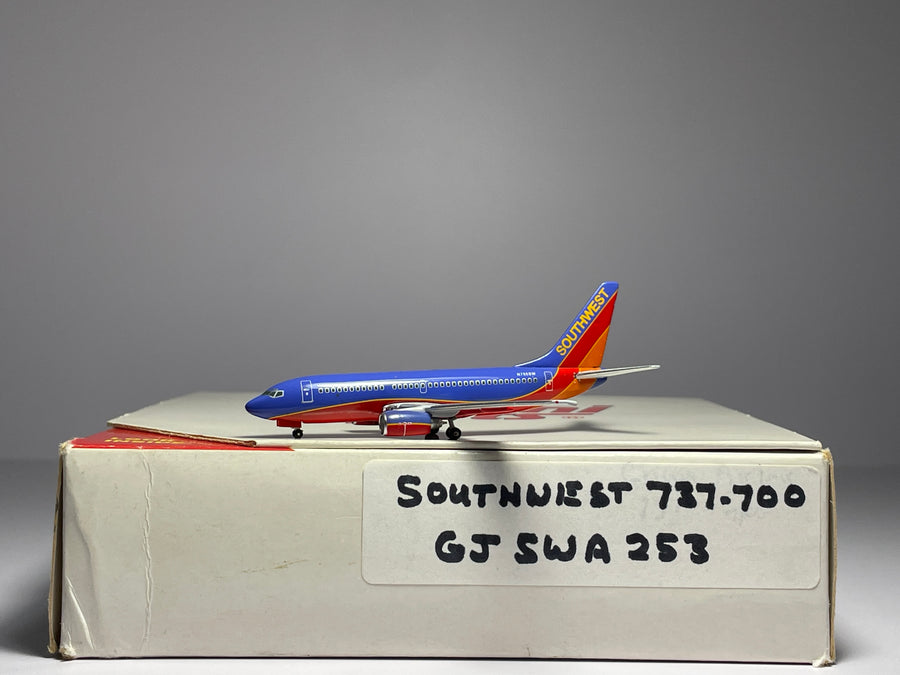 Gemini Jets 1:400 Southwest Airlines Boeing 737-700 N795SW Canyon Blue GJSWA253