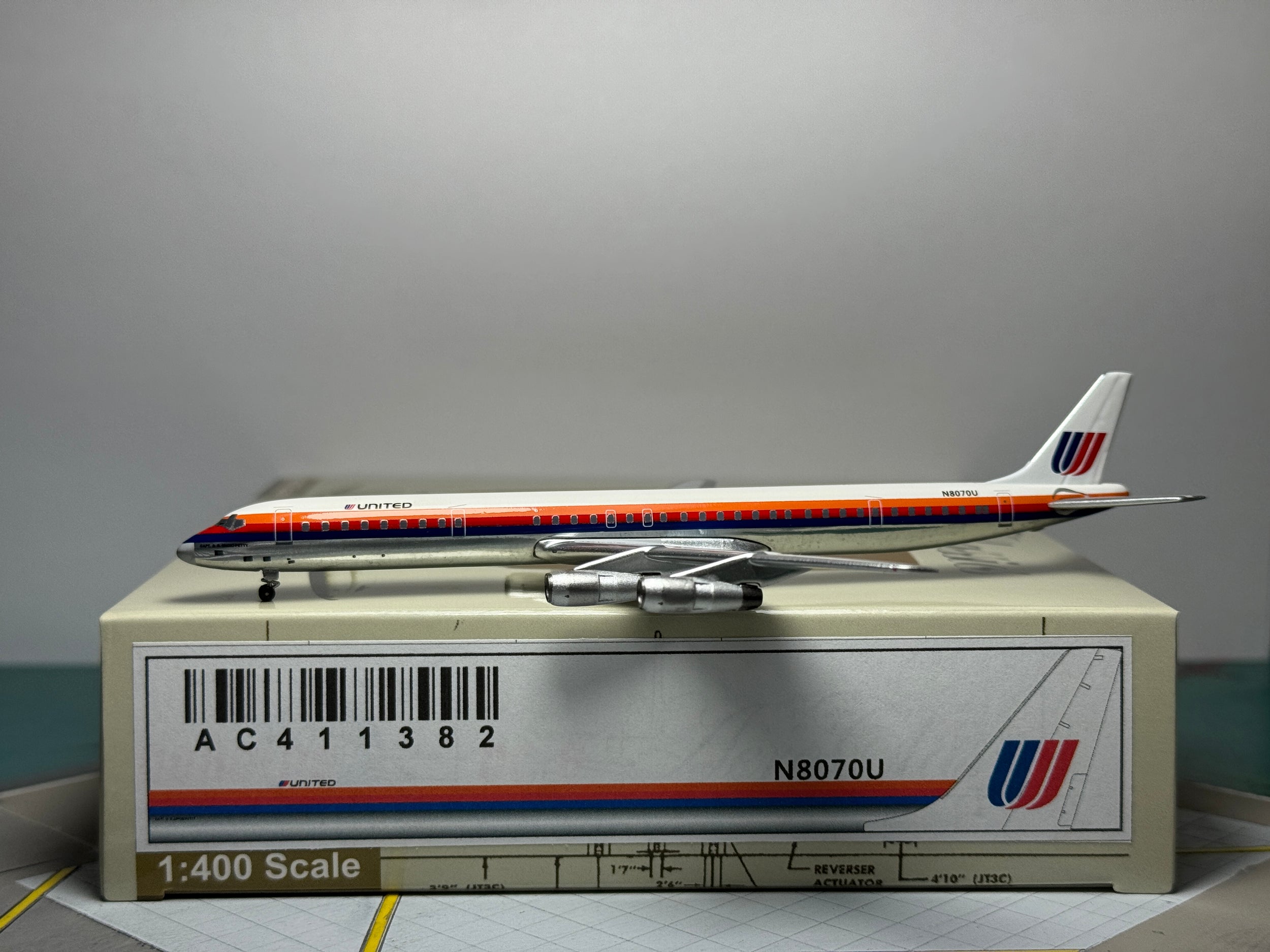 Aeroclassics 1:400 United Airlines Douglas DC-8 N8070U Saul Bass AC411382