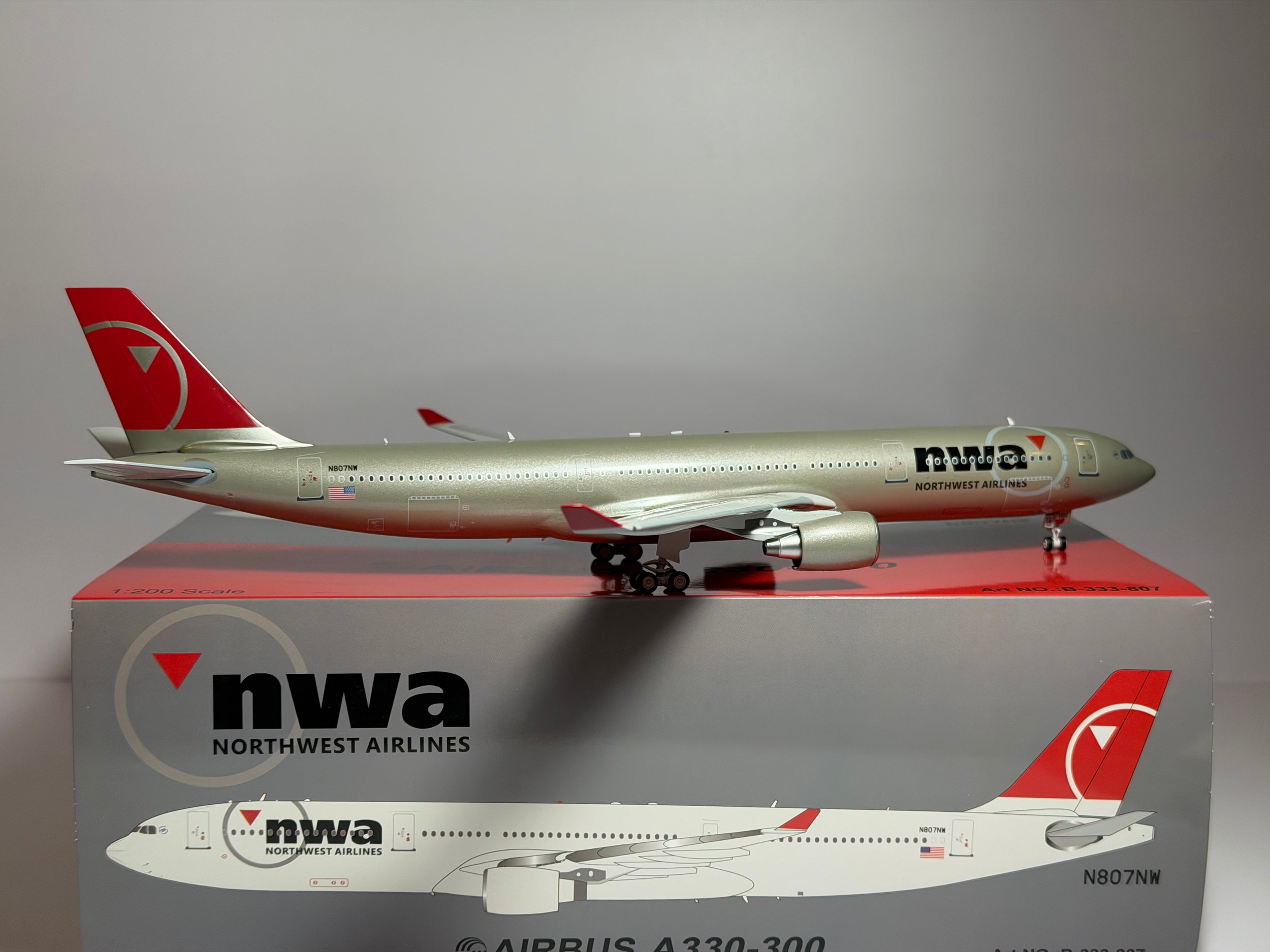 Inflight200 1:200 Northwest Airlines Airbus A330-300 N807NW last colors B-333-807 w/stand