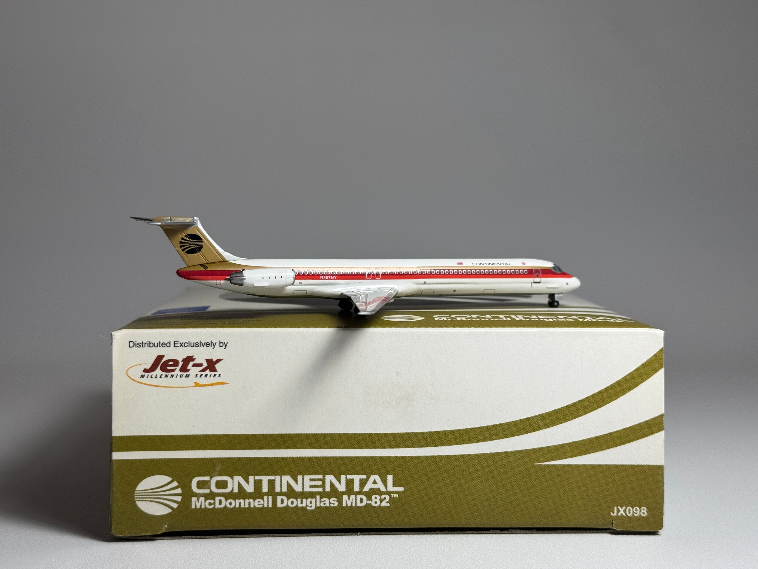 Jet-X 1:400 Continental Airlines McDonnell Douglas MD-82 N807NY Black Meatball JX098