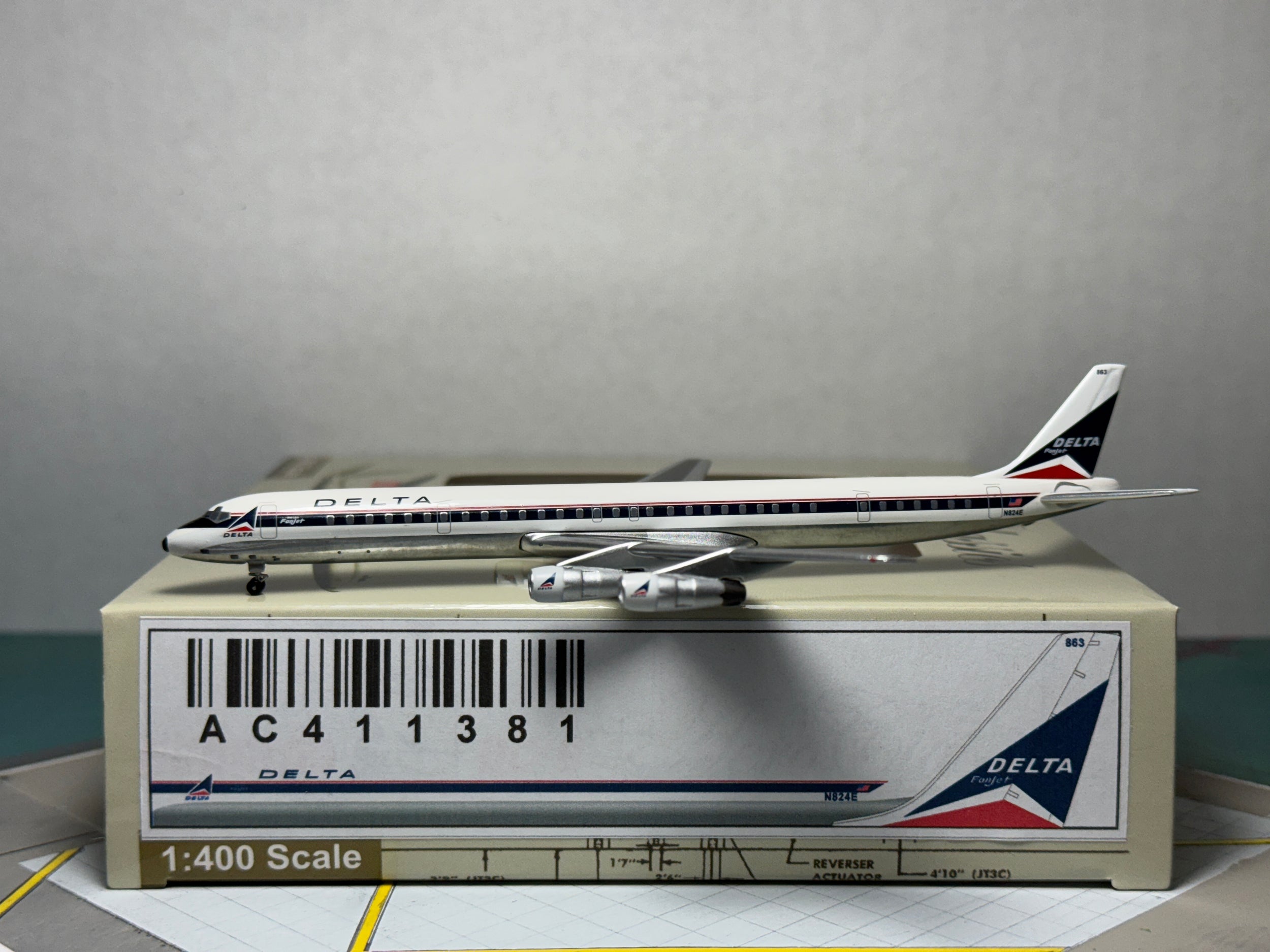 Aeroclassics 1:400 Delta Air Lines Douglas DC-8 N824E Widget AC411381