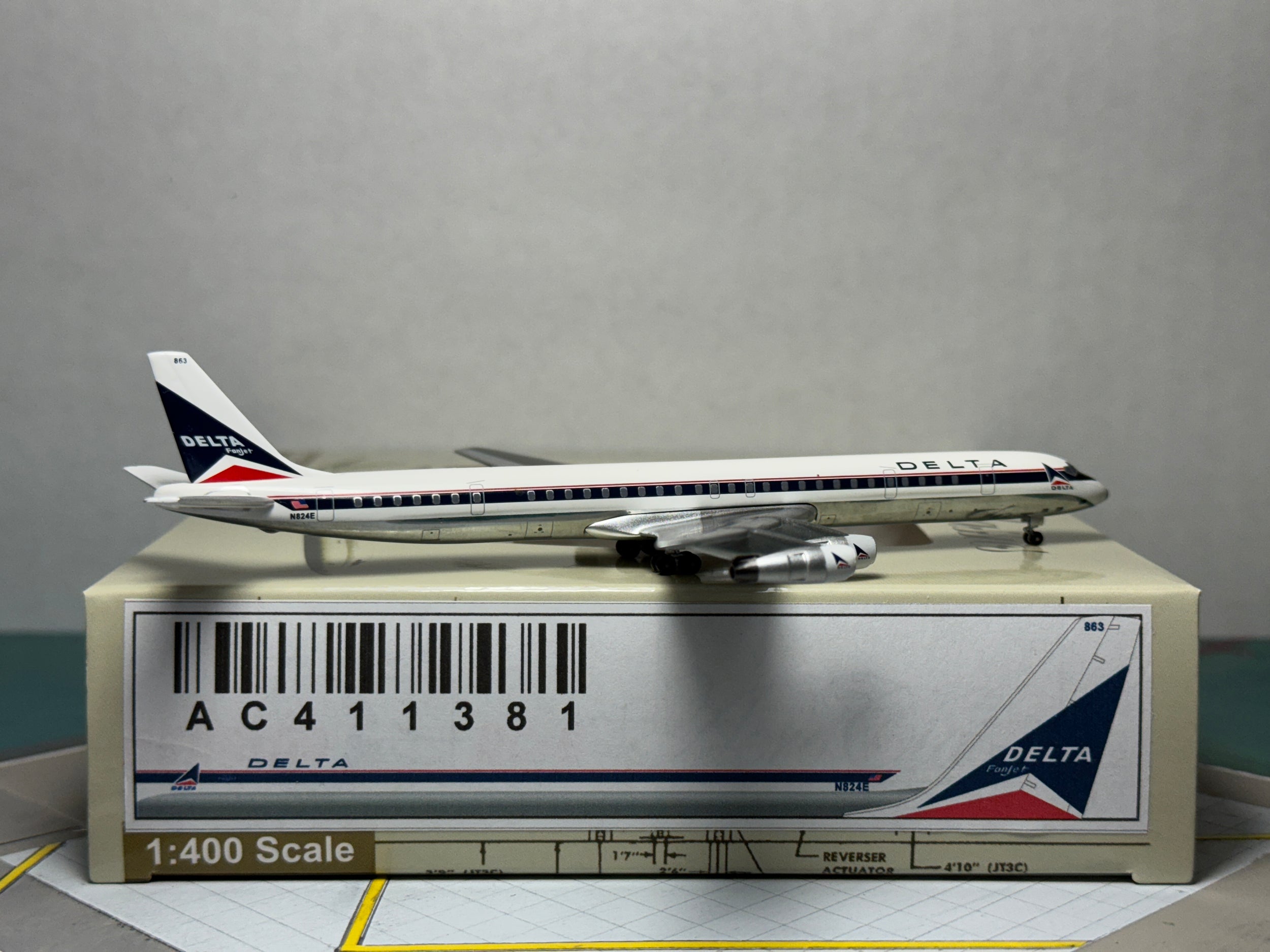 Aeroclassics 1:400 Delta Air Lines Douglas DC-8 N824E Widget AC411381