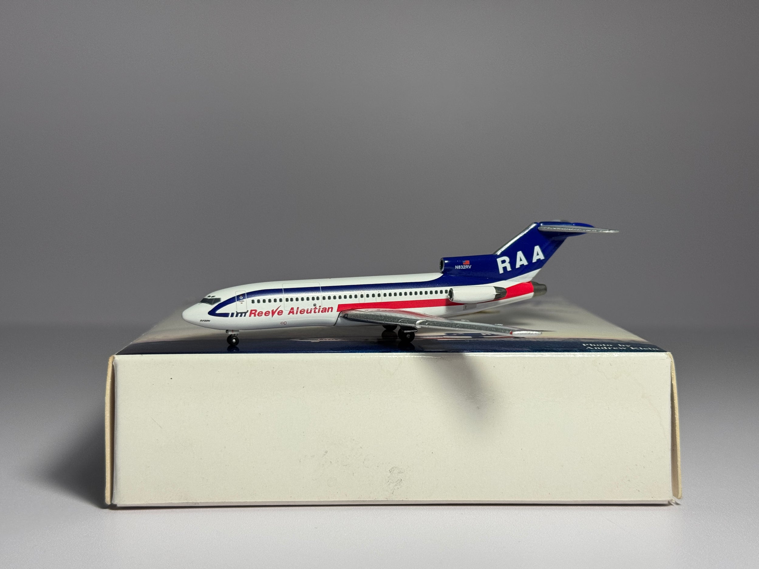 Aeroclassics 1:400 Reeve Aleutian Airways Boeing 727-100 N832RV Tilly AC18088