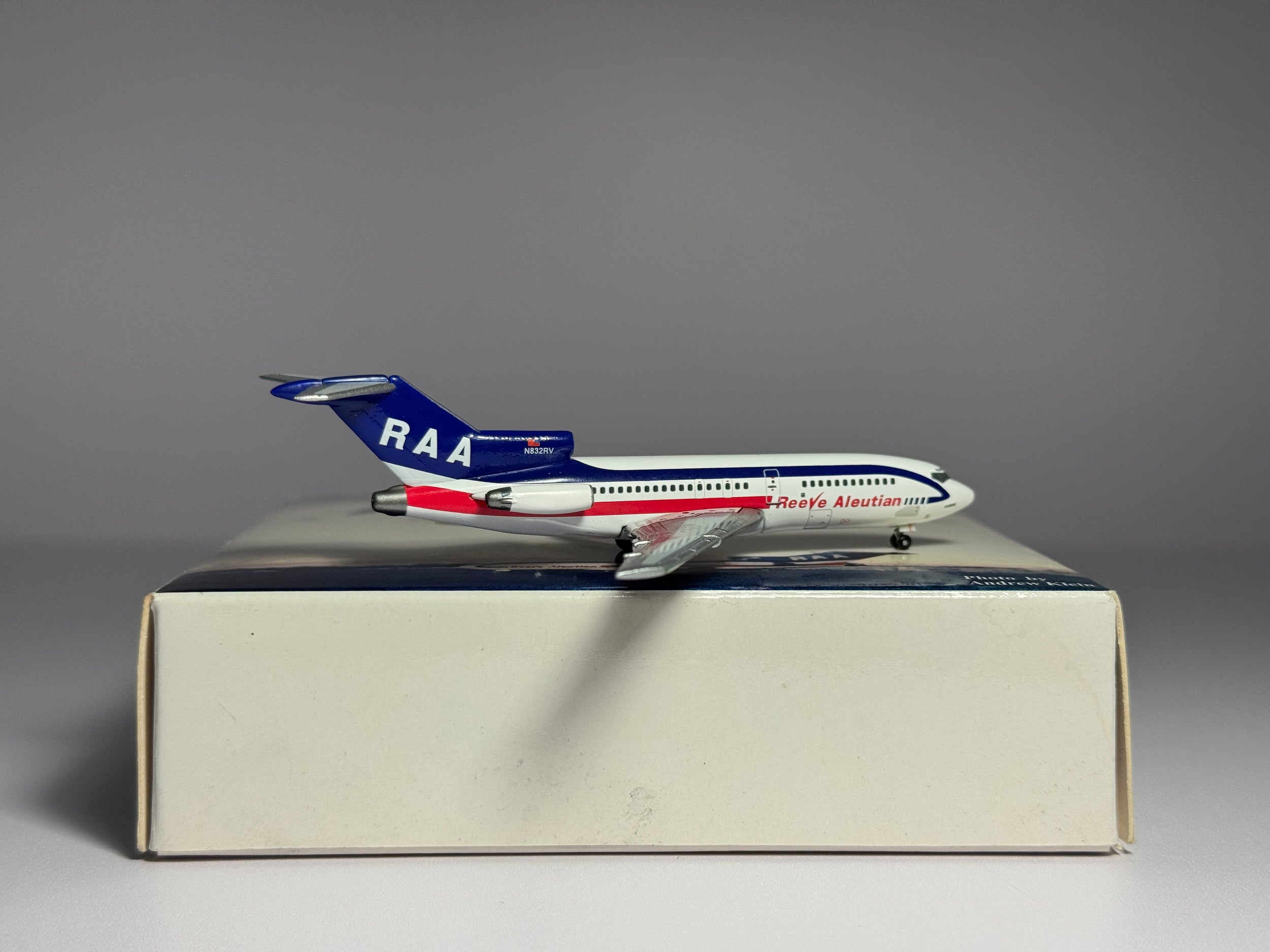 Aeroclassics 1:400 Reeve Aleutian Airways Boeing 727-100 N832RV Tilly AC18088