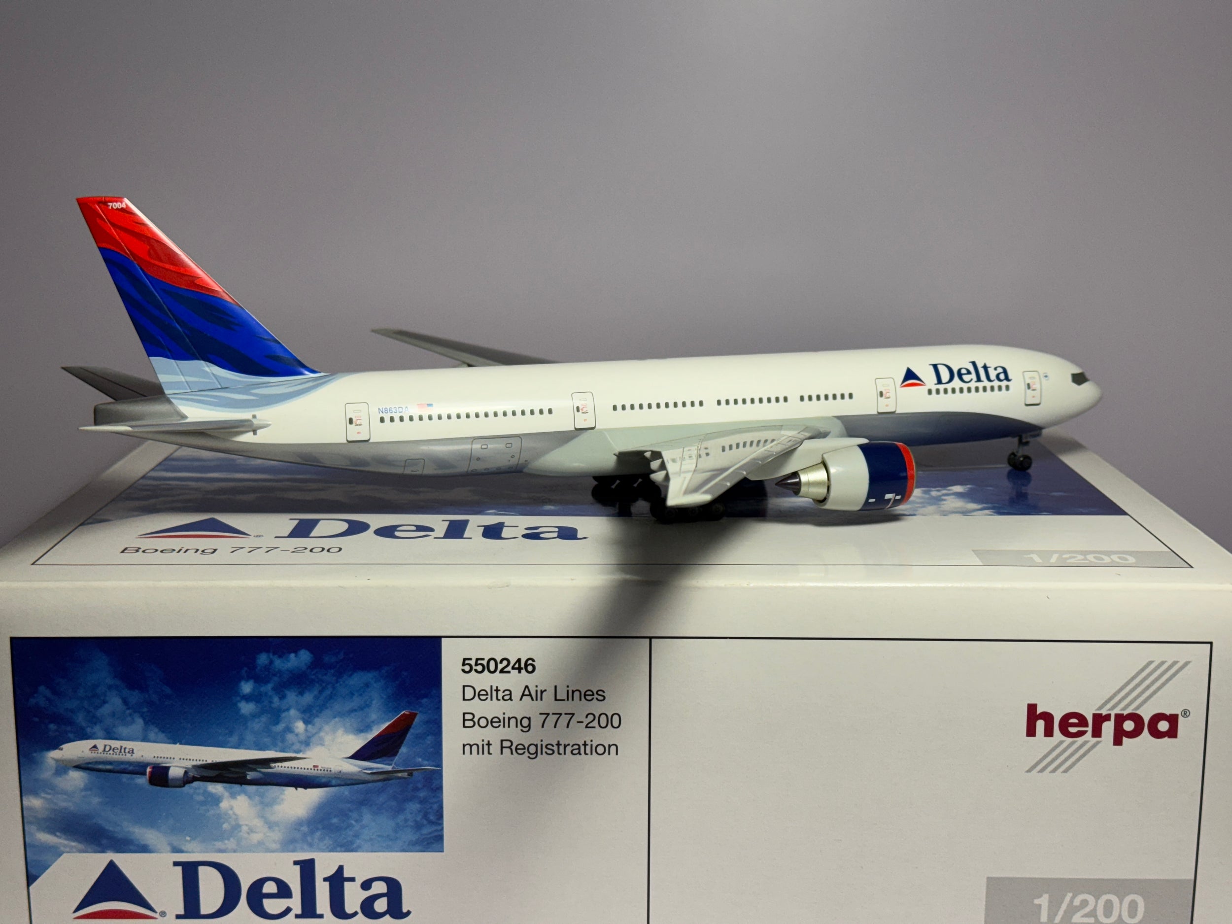 Herpa 1:200 Delta Air Lines Boeing 777-200 N863DA Colors in Motion 550246
