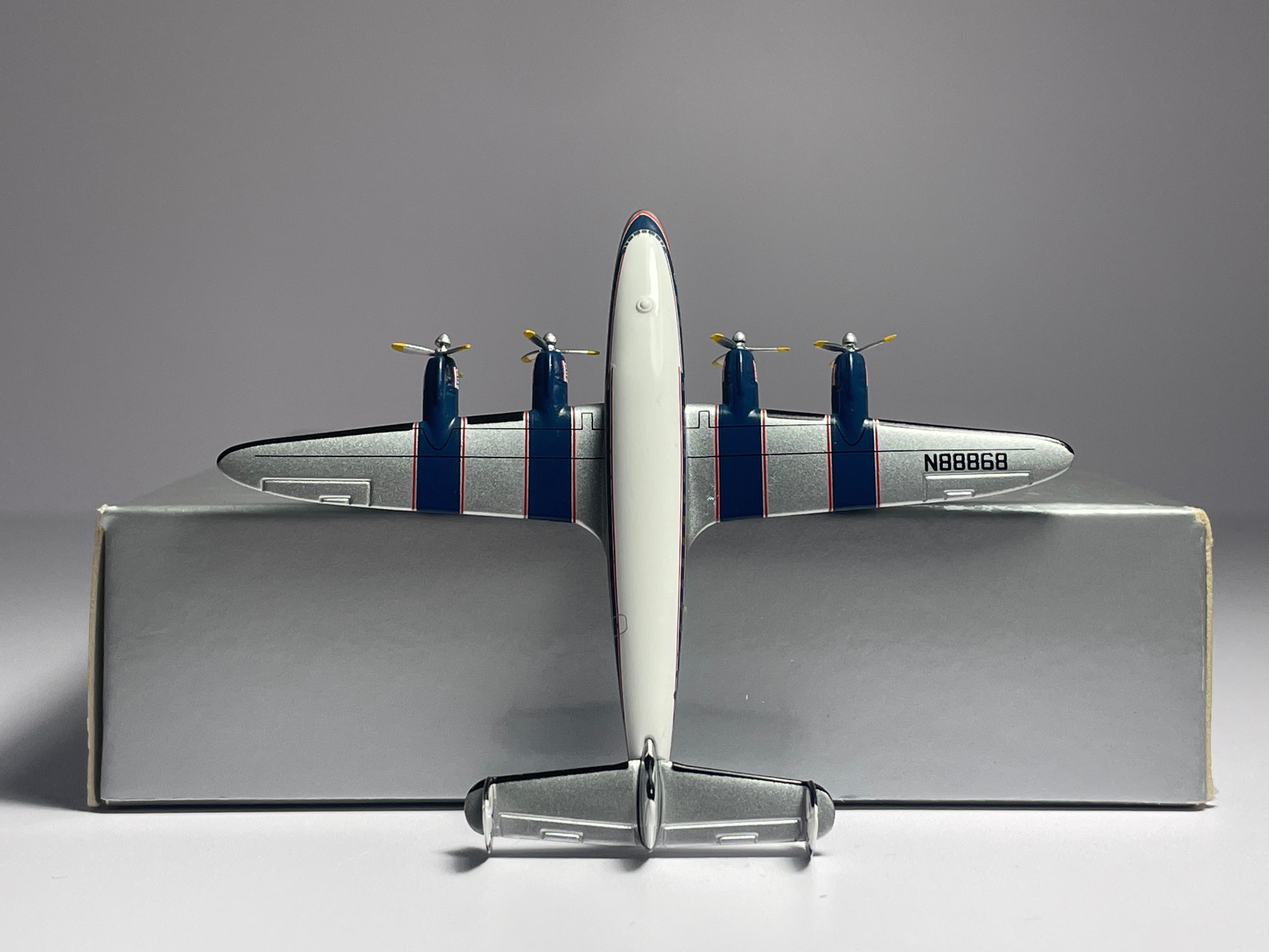 Aeroclassics 1:400 Delta Air Lines Lockheed L-149 N88868 Constellation AM008