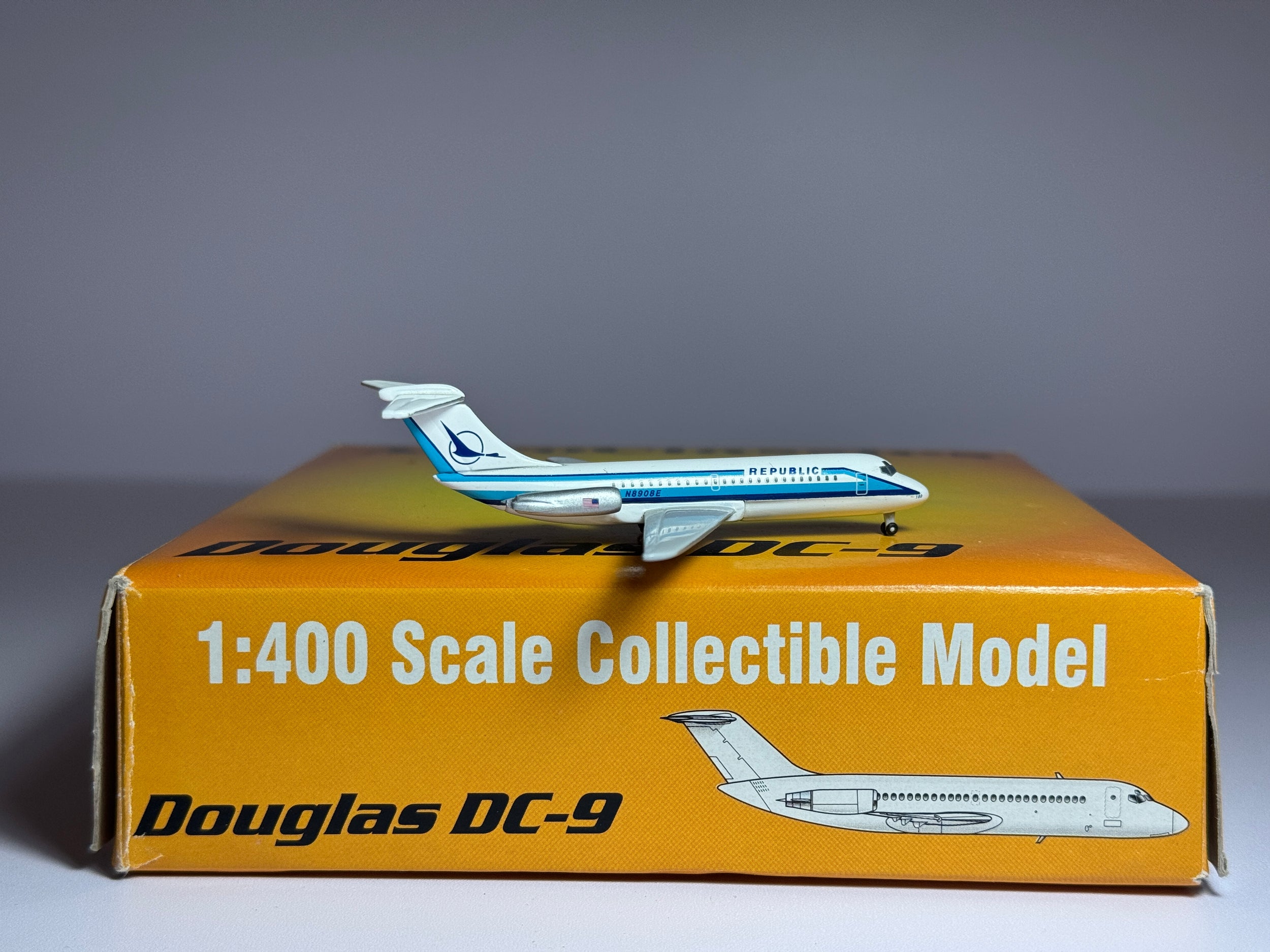 Aeroclassics 1:400 Republic Airlines Douglas DC-9-10 N8908E ACREP073