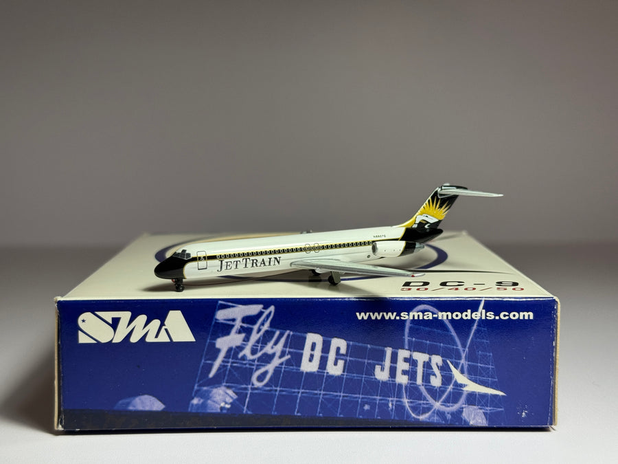 Aeroclassics 1:400 Jet Train McDonnell Douglas DC-9-31 N8927E Golden Falcon ACN8927E