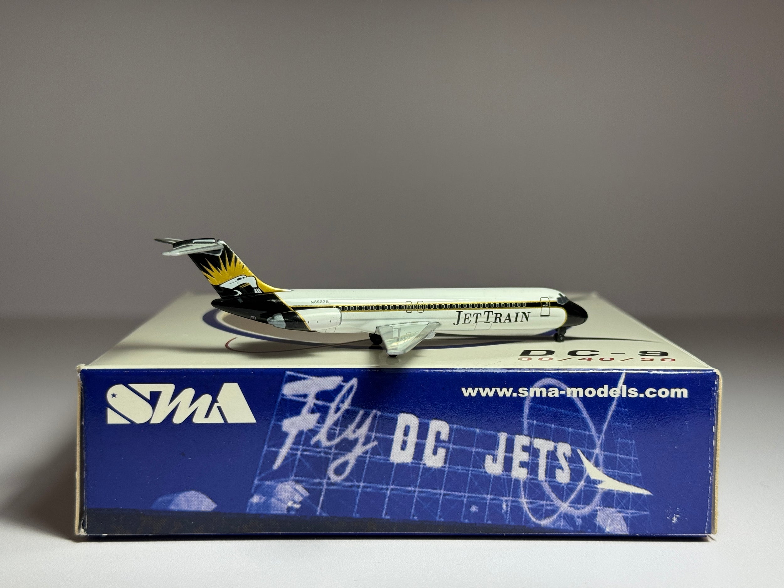Aeroclassics 1:400 Jet Train McDonnell Douglas DC-9-31 N8927E Golden Falcon ACN8927E