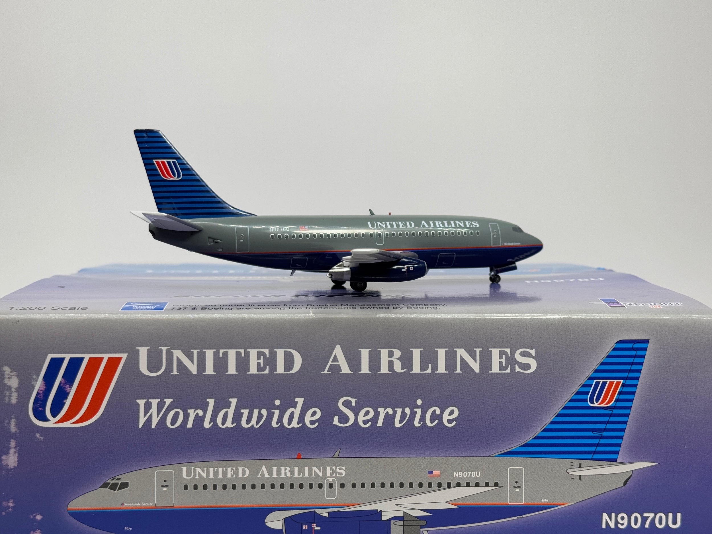 Inflight200 United Airlines Boeing 737-200 N9070U Battleship Grey IF7321112