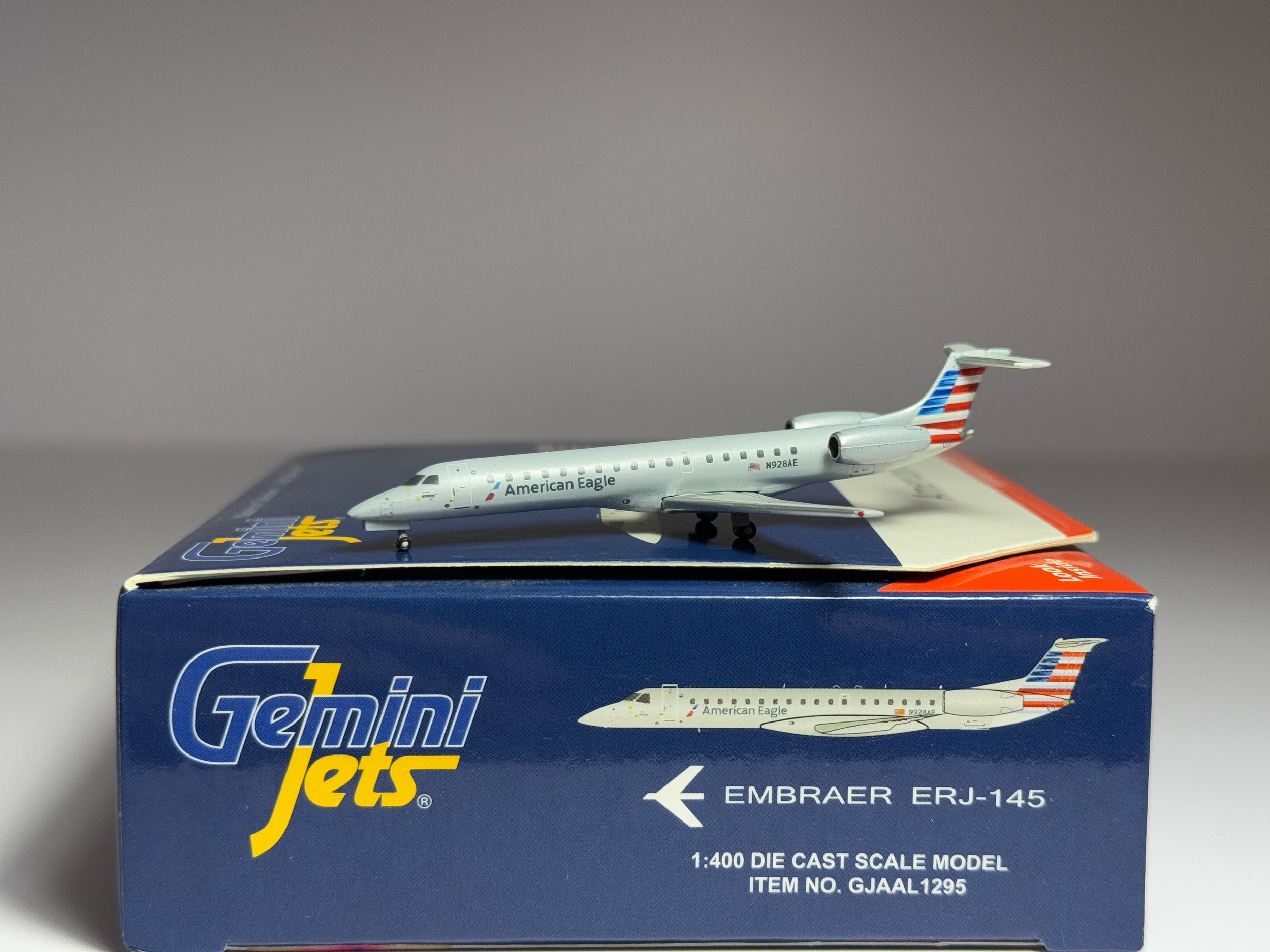 1:400 Gemini Jets American Airlines Embraer E145 N928AE Envoy Air GJAAL1295