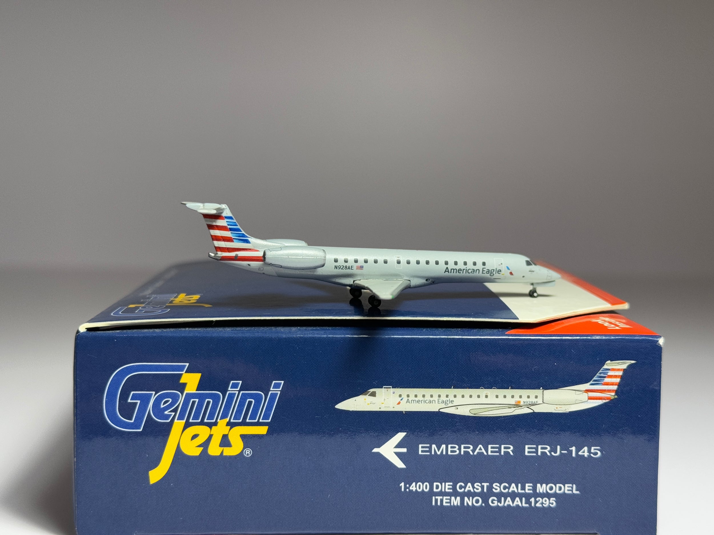 1:400 Gemini Jets American Airlines Embraer E145 N928AE Envoy Air GJAAL1295