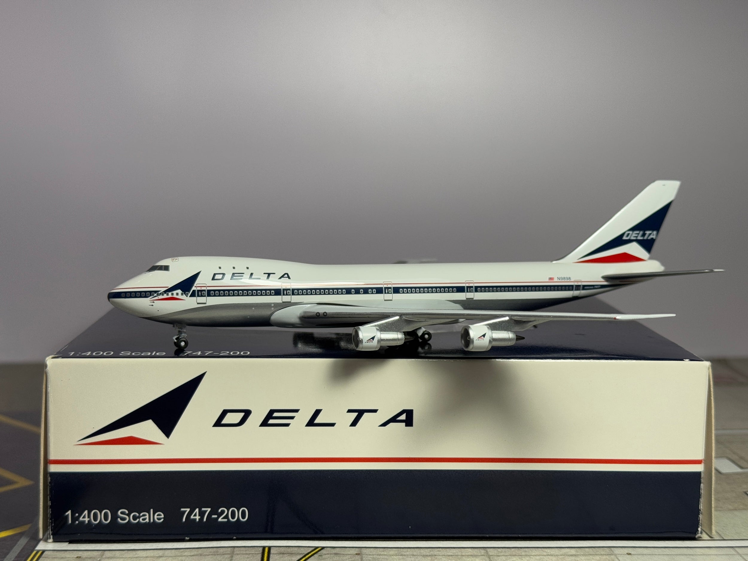 Aeroclassics 1:400 Delta Air Lines Boeing 747-100 N9898 Widget ACN9898