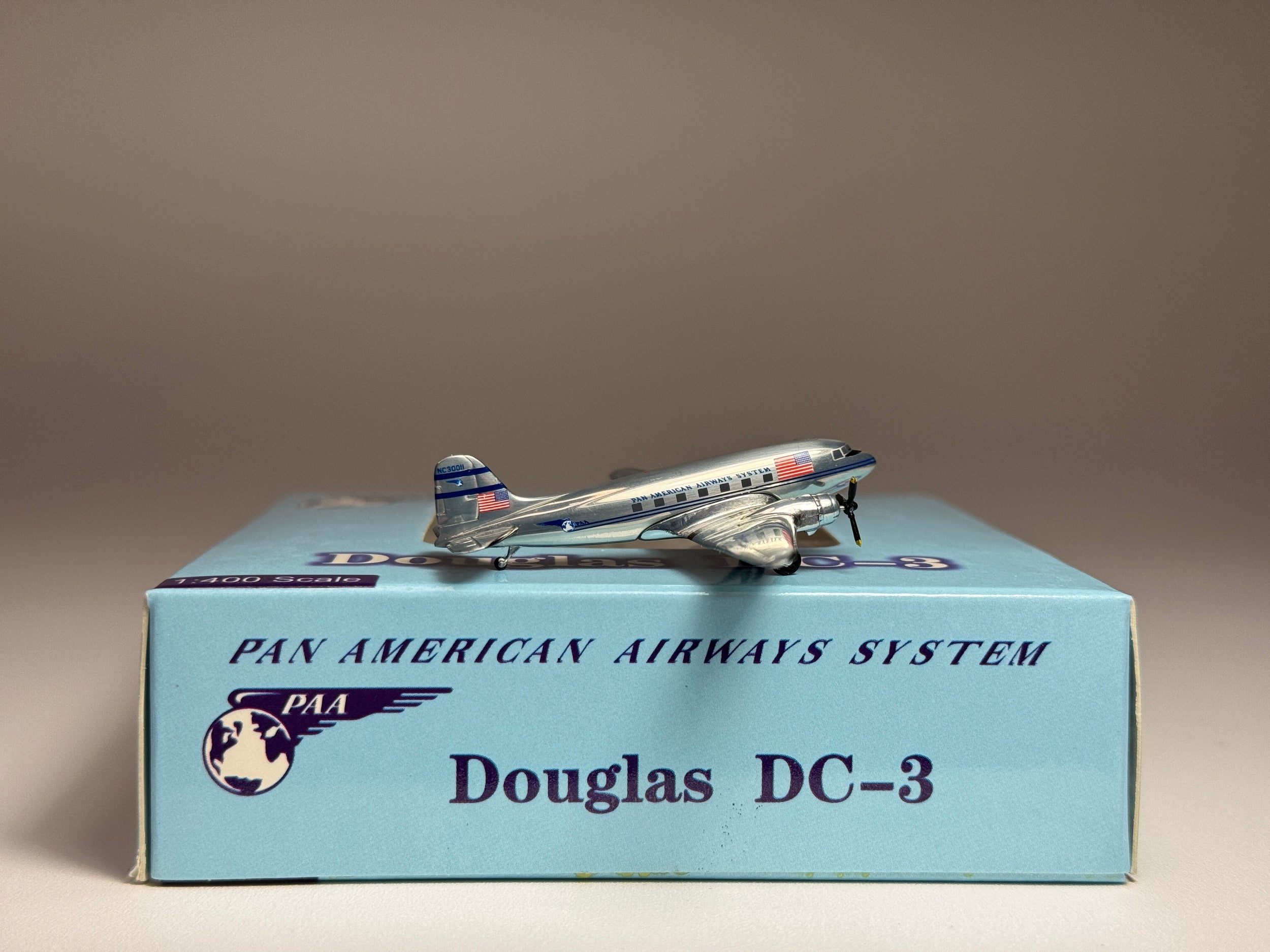 Aeroclassics 1:400 Pan American Douglas DC-3 NC30011 polished metal ACNC30011